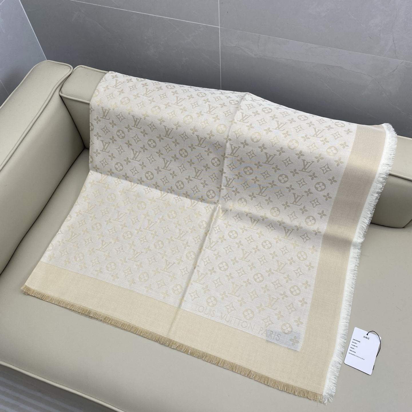 Monogram Shine 披肩臻选染色丝线与柔软的卢勒克斯金属丝，以奢华浪漫的提花织纹演绎经典 Mo