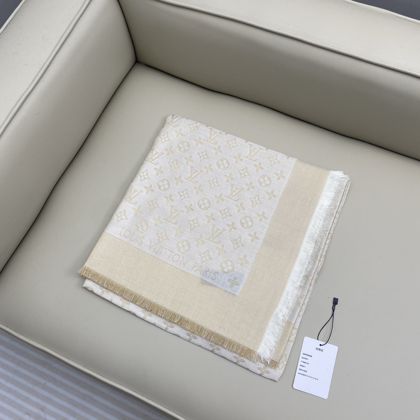 Monogram Shine 披肩臻选染色丝线与柔软的卢勒克斯金属丝，以奢华浪漫的提花织纹演绎经典 Mo