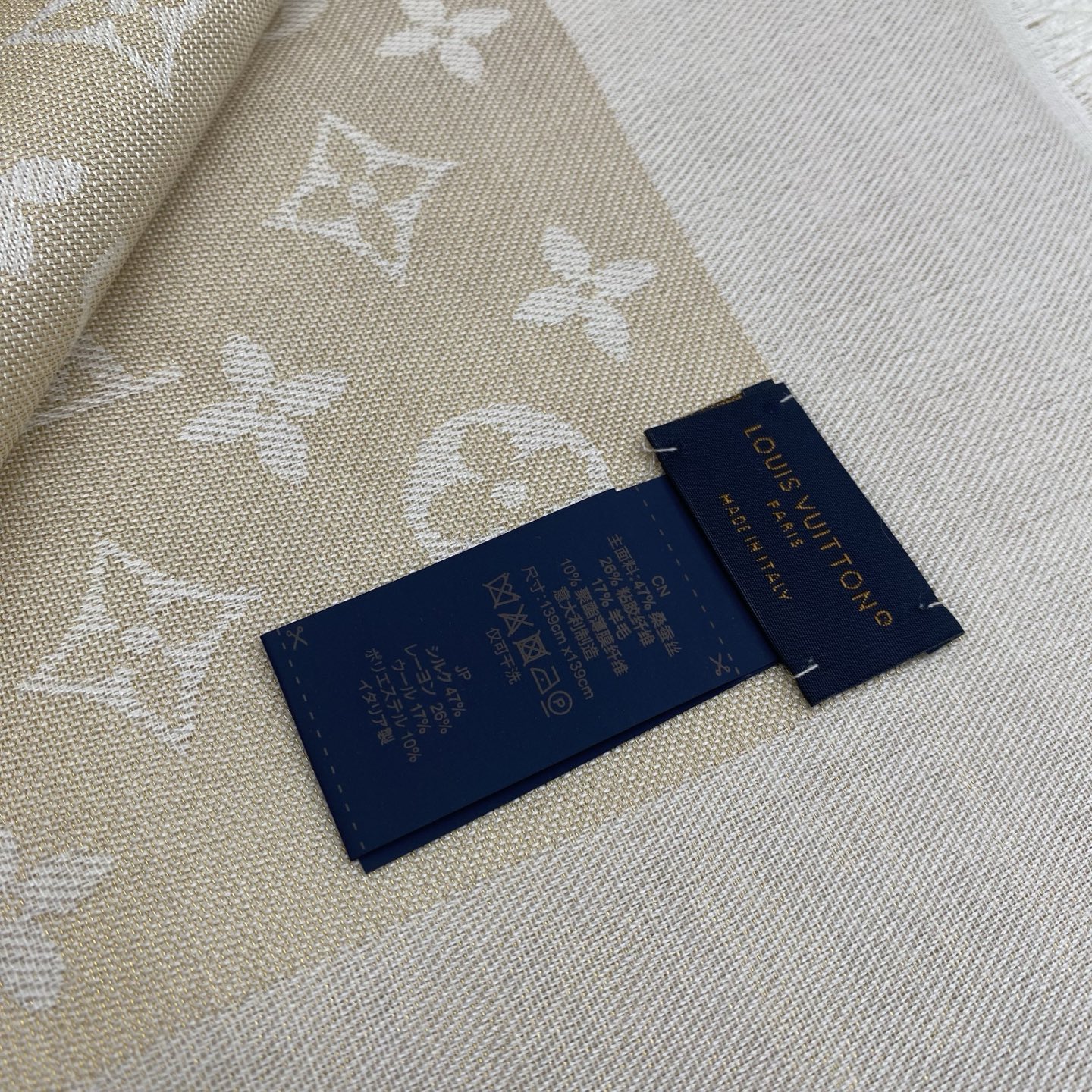 Monogram Shine 披肩臻选染色丝线与柔软的卢勒克斯金属丝，以奢华浪漫的提花织纹演绎经典 Mo