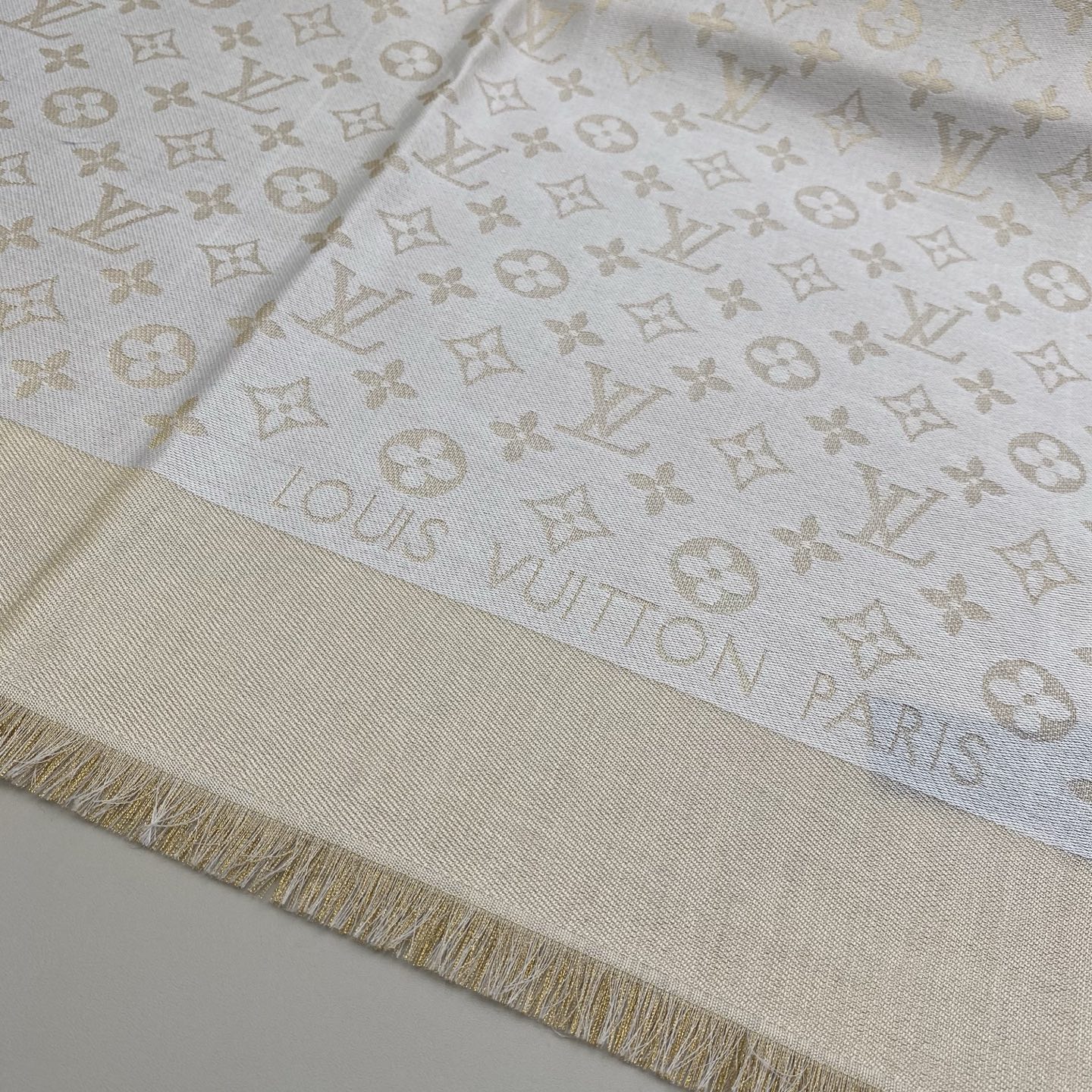 Monogram Shine 披肩臻选染色丝线与柔软的卢勒克斯金属丝，以奢华浪漫的提花织纹演绎经典 Mo