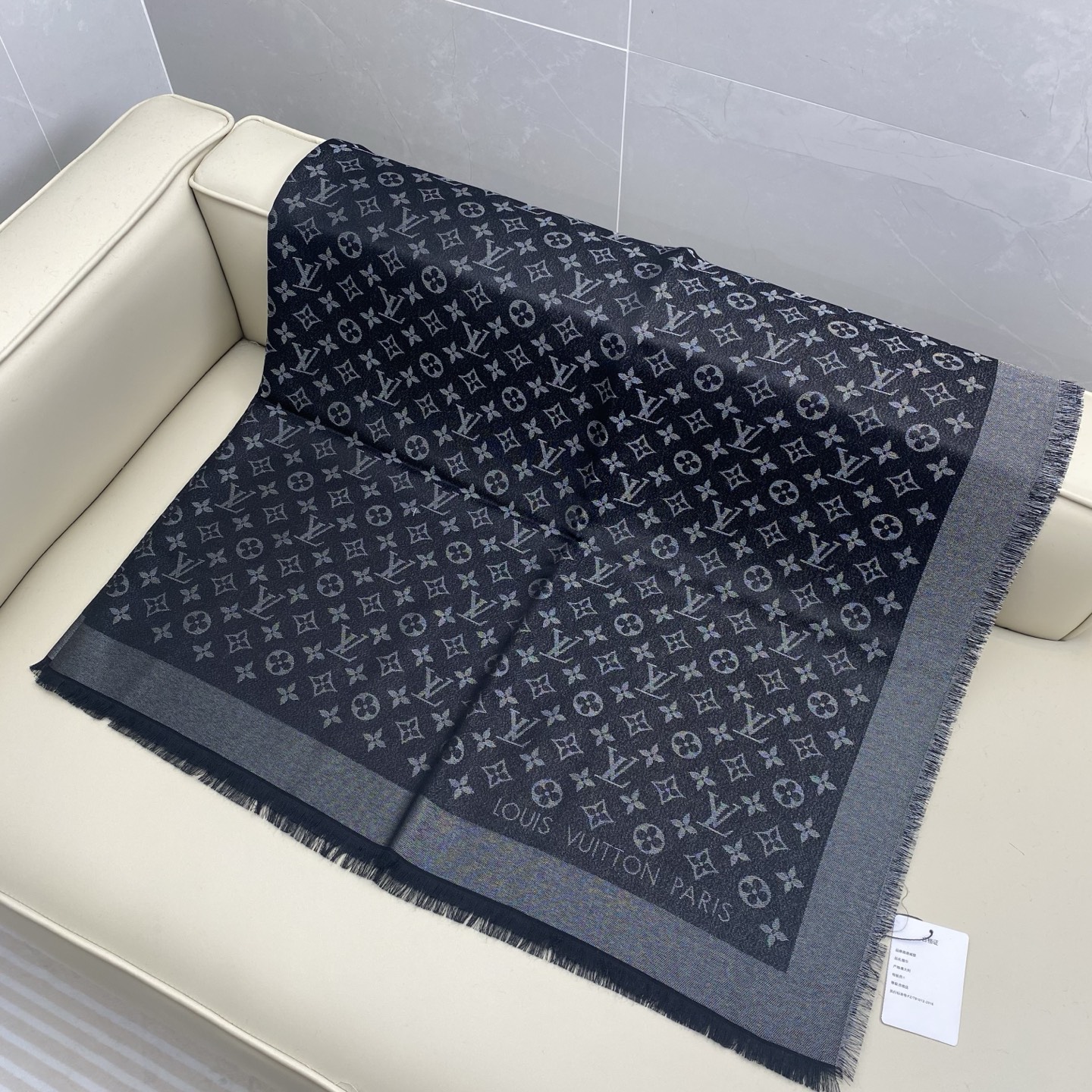 Monogram Shine 披肩臻选染色丝线与柔软的卢勒克斯金属丝，以奢华浪漫的提花织纹演绎经典 Mo