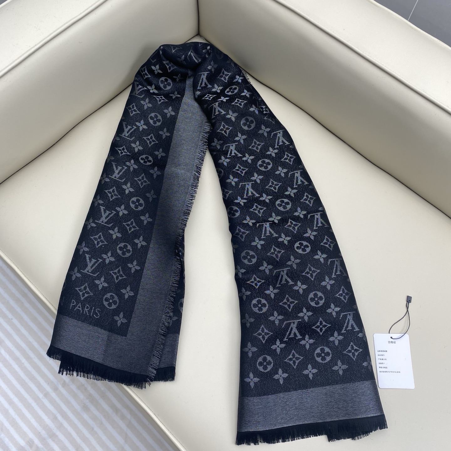 Monogram Shine 披肩臻选染色丝线与柔软的卢勒克斯金属丝，以奢华浪漫的提花织纹演绎经典 Mo