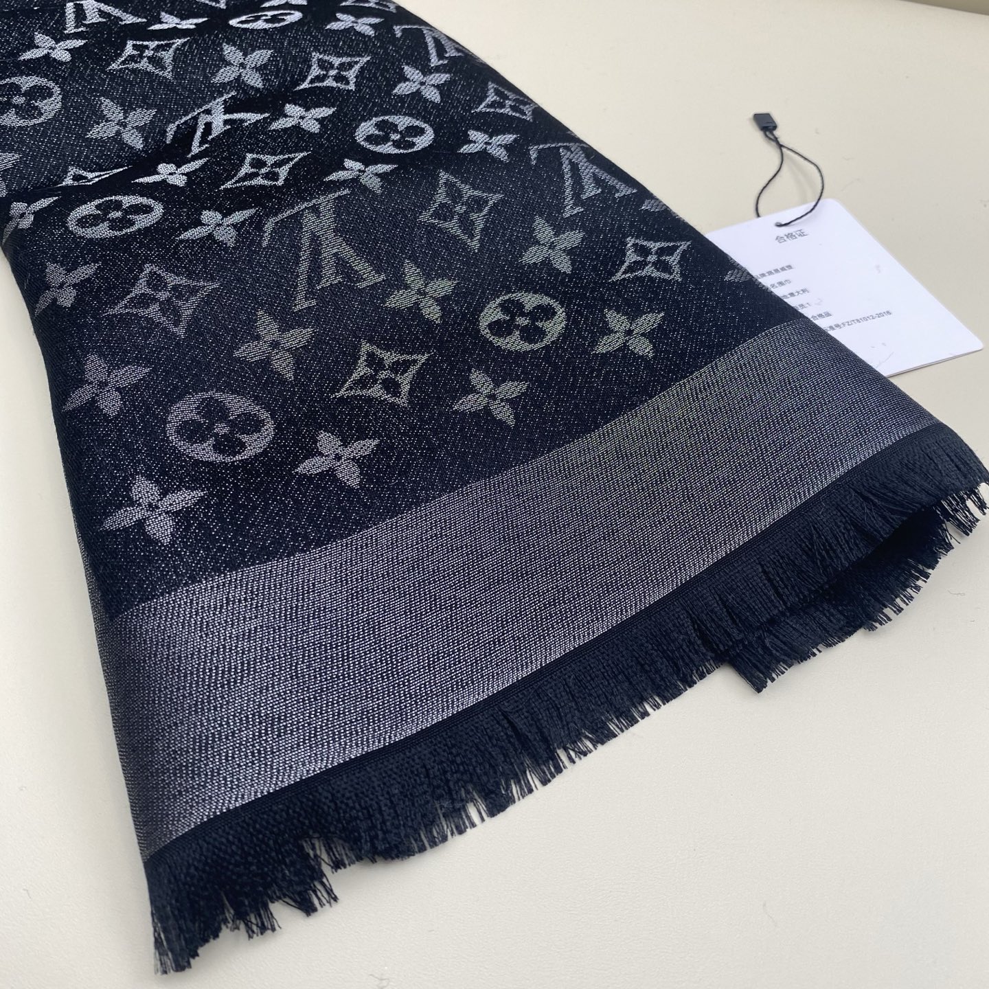 Monogram Shine 披肩臻选染色丝线与柔软的卢勒克斯金属丝，以奢华浪漫的提花织纹演绎经典 Mo