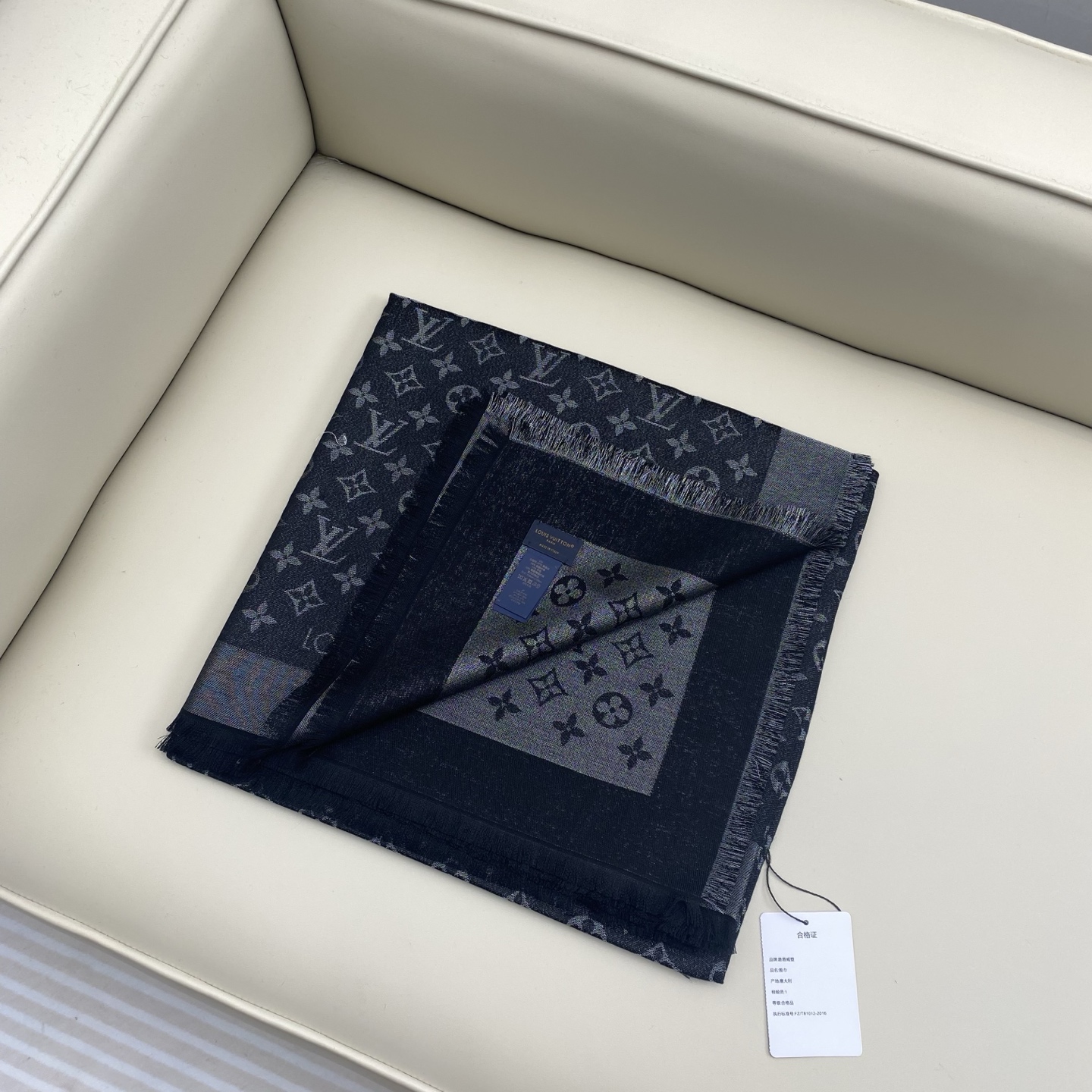 Monogram Shine 披肩臻选染色丝线与柔软的卢勒克斯金属丝，以奢华浪漫的提花织纹演绎经典 Mo