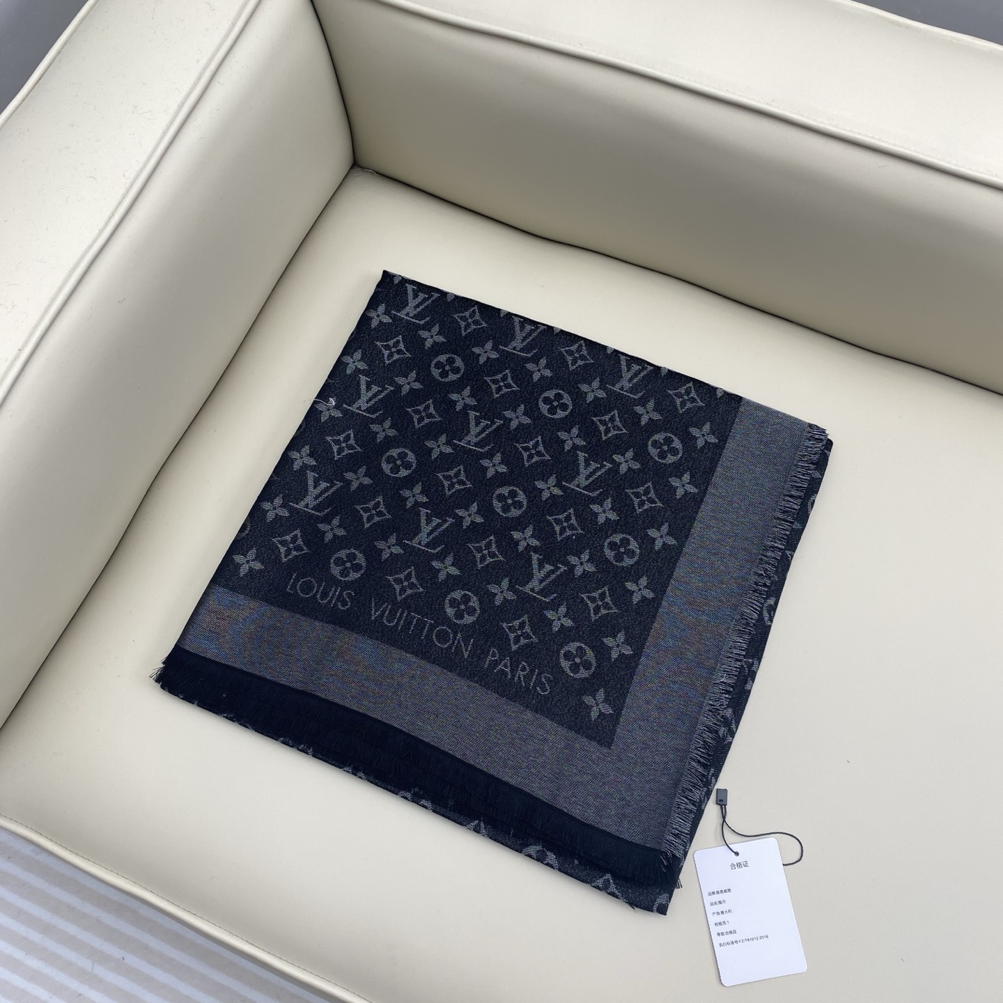 Monogram Shine 披肩臻选染色丝线与柔软的卢勒克斯金属丝，以奢华浪漫的提花织纹演绎经典 Mo