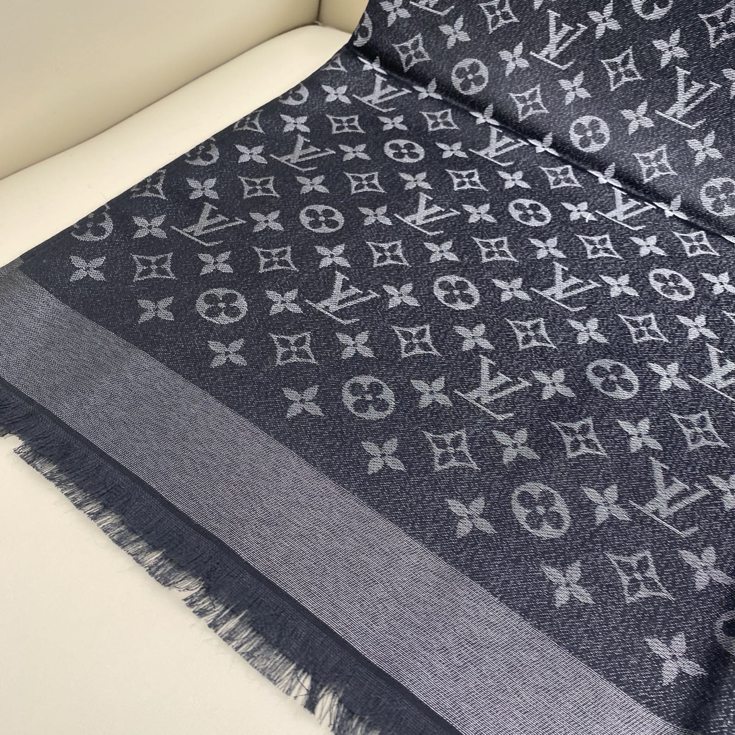 Monogram Shine 披肩臻选染色丝线与柔软的卢勒克斯金属丝，以奢华浪漫的提花织纹演绎经典 Mo