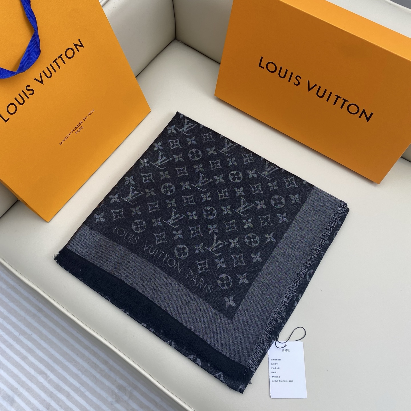 Monogram Shine 披肩臻选染色丝线与柔软的卢勒克斯金属丝，以奢华浪漫的提花织纹演绎经典 Mo