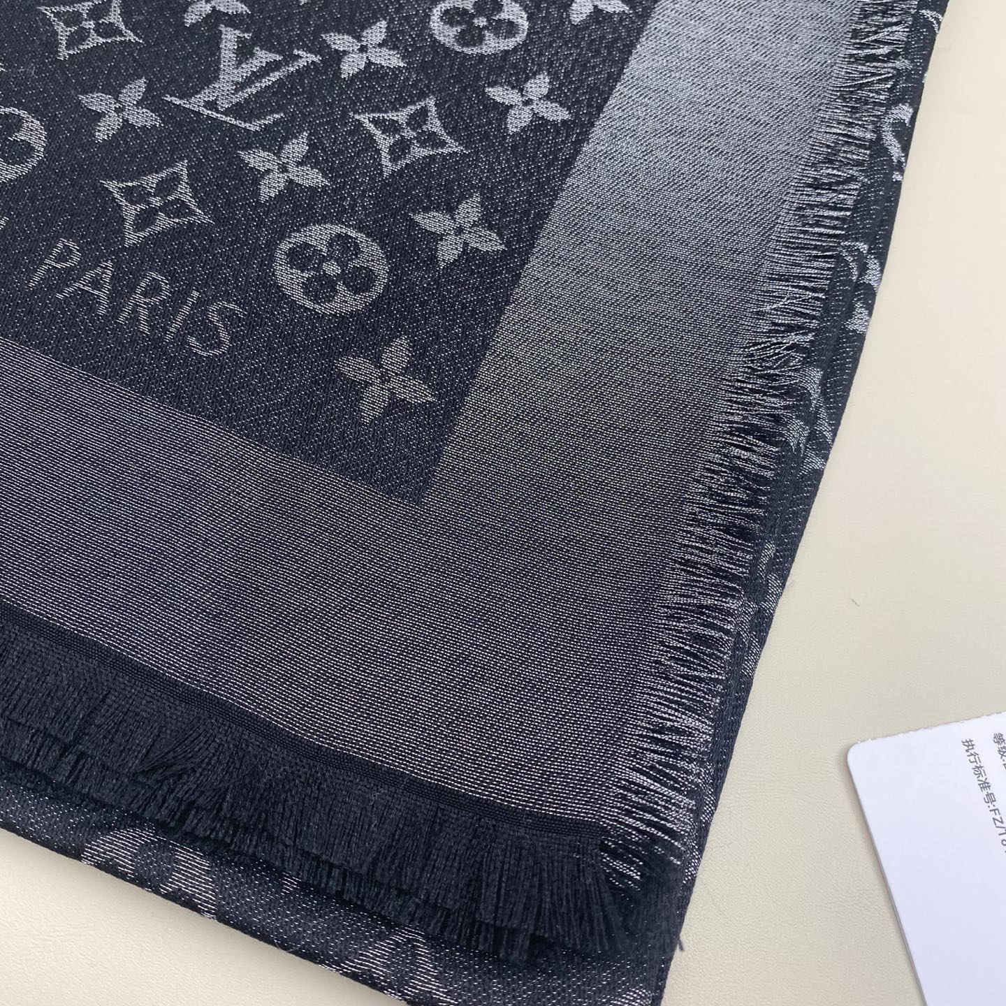 Monogram Shine 披肩臻选染色丝线与柔软的卢勒克斯金属丝，以奢华浪漫的提花织纹演绎经典 Mo