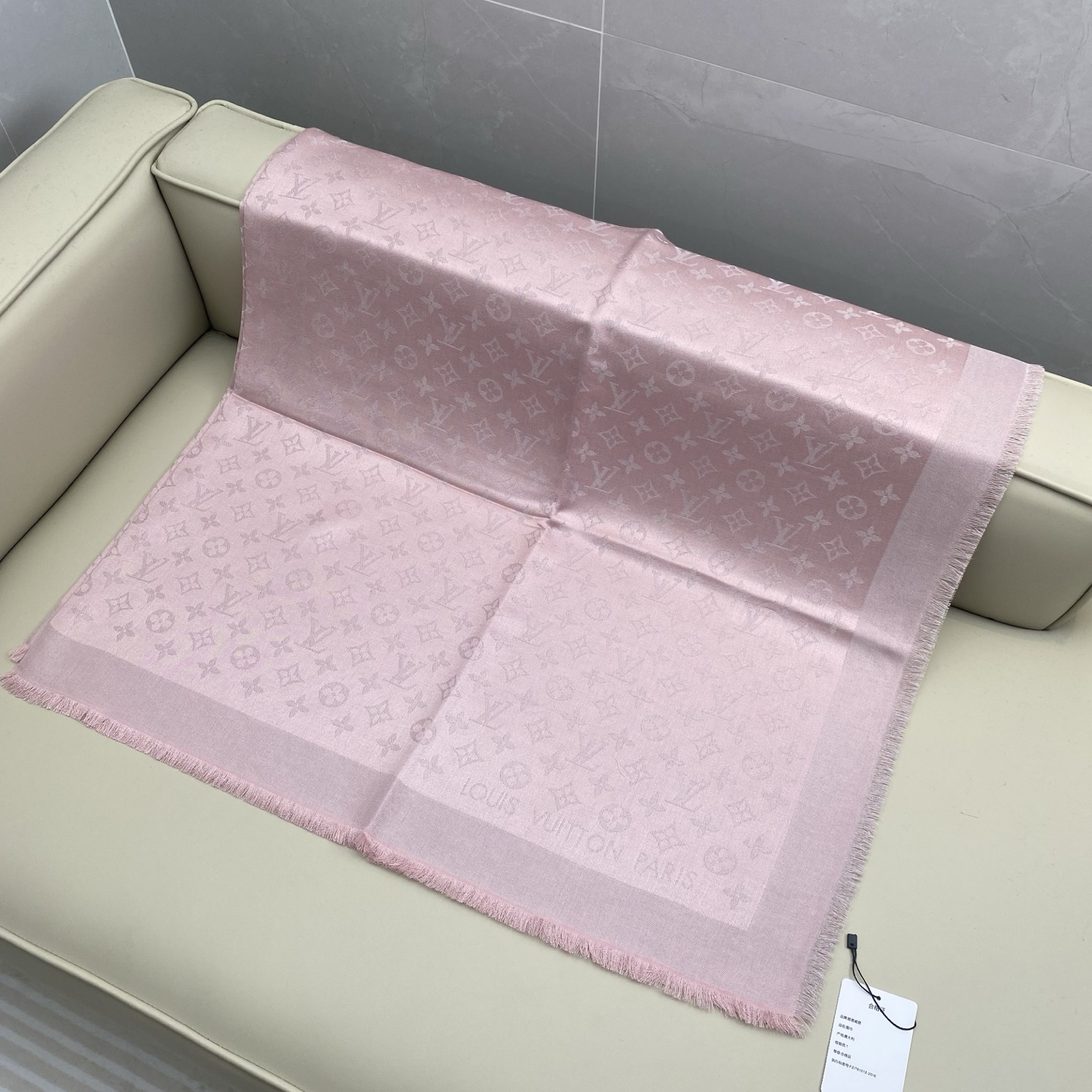 Monogram Shine 披肩臻选染色丝线与柔软的卢勒克斯金属丝，以奢华浪漫的提花织纹演绎经典 Mo