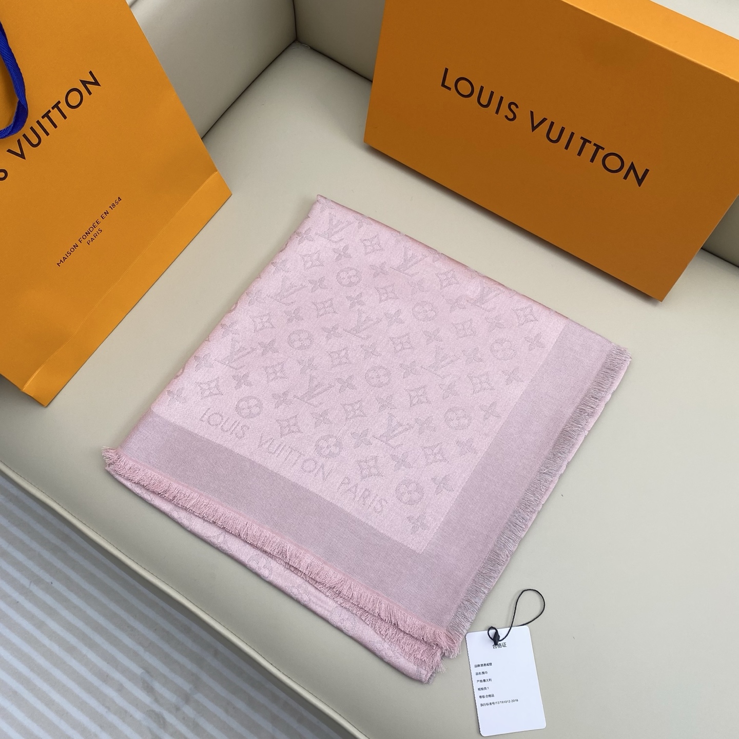 Monogram Shine 披肩臻选染色丝线与柔软的卢勒克斯金属丝，以奢华浪漫的提花织纹演绎经典 Mo