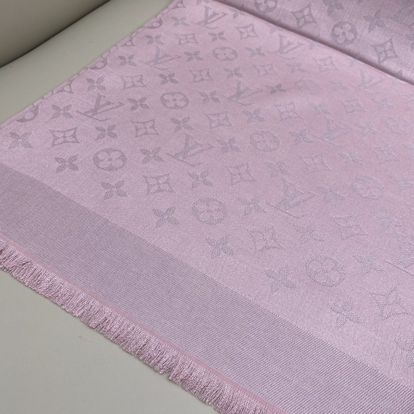 Monogram Shine 披肩臻选染色丝线与柔软的卢勒克斯金属丝，以奢华浪漫的提花织纹演绎经典 Mo