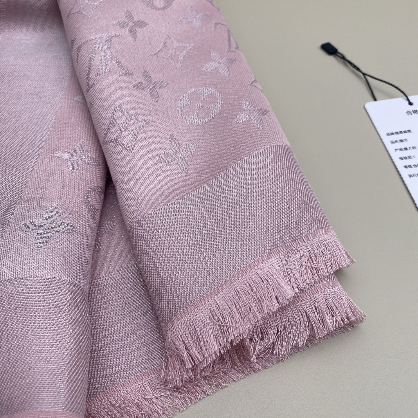 Monogram Shine 披肩臻选染色丝线与柔软的卢勒克斯金属丝，以奢华浪漫的提花织纹演绎经典 Mo