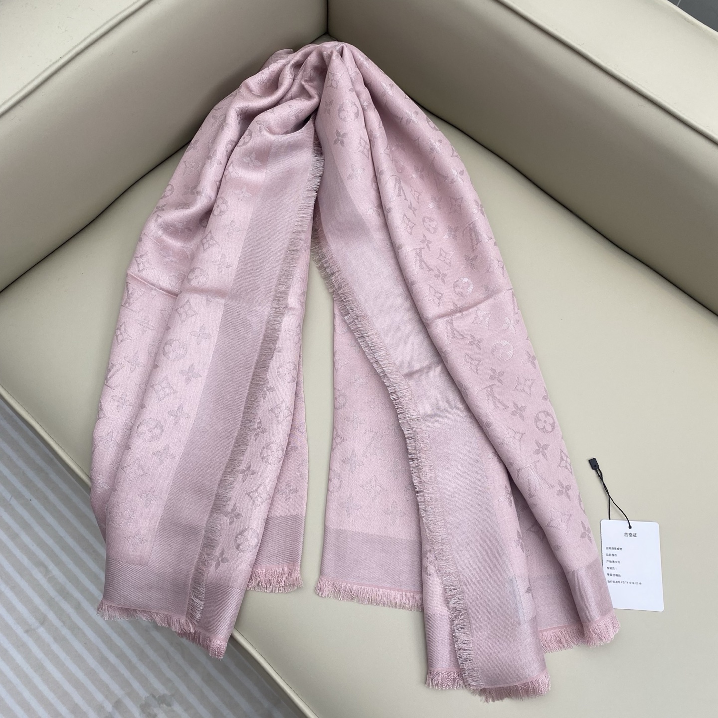 Monogram Shine 披肩臻选染色丝线与柔软的卢勒克斯金属丝，以奢华浪漫的提花织纹演绎经典 Mo