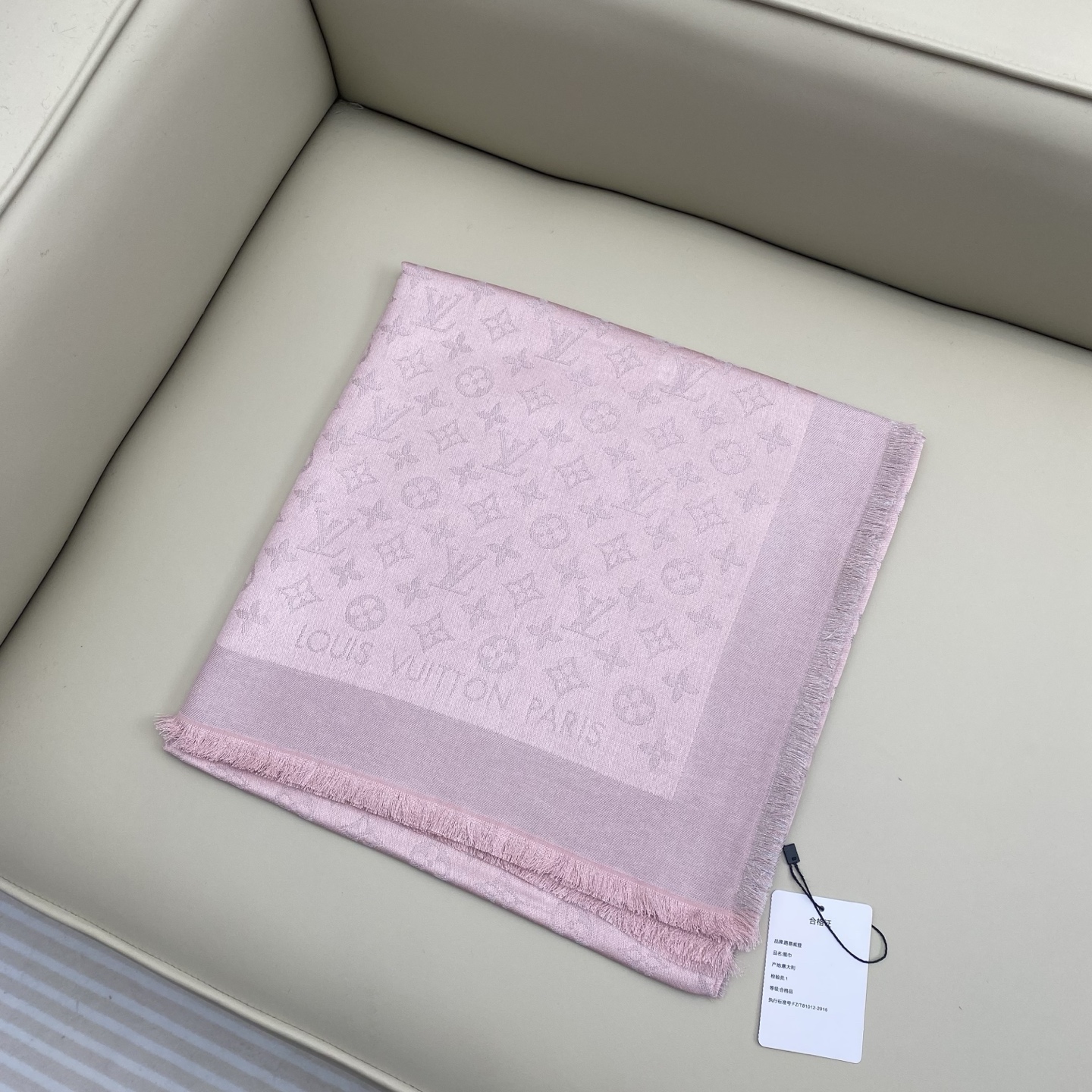 Monogram Shine 披肩臻选染色丝线与柔软的卢勒克斯金属丝，以奢华浪漫的提花织纹演绎经典 Mo