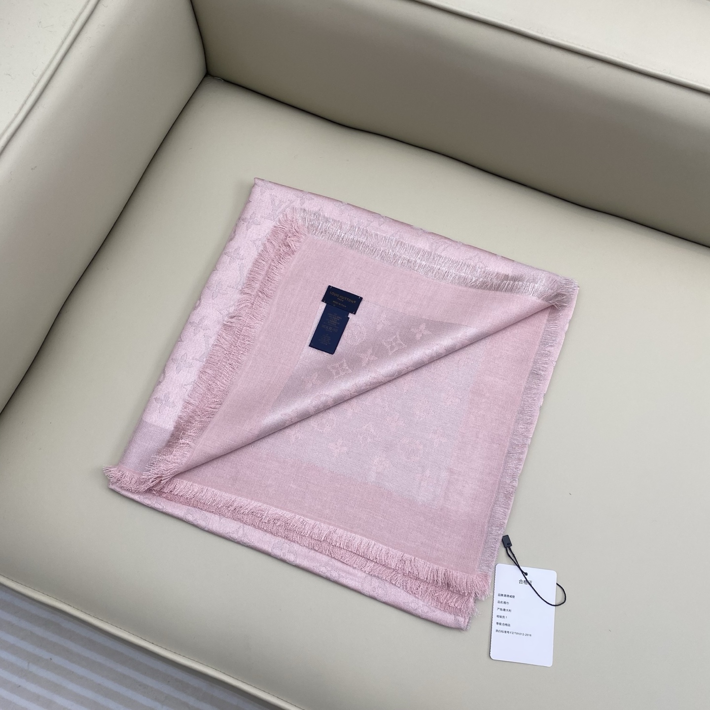 Monogram Shine 披肩臻选染色丝线与柔软的卢勒克斯金属丝，以奢华浪漫的提花织纹演绎经典 Mo