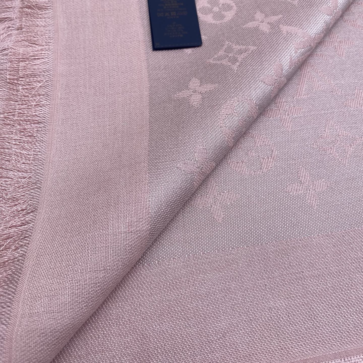 Monogram Shine 披肩臻选染色丝线与柔软的卢勒克斯金属丝，以奢华浪漫的提花织纹演绎经典 Mo