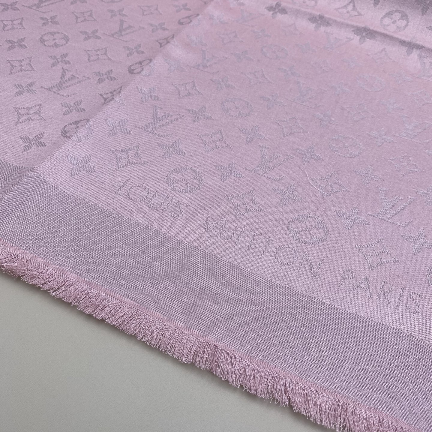 Monogram Shine 披肩臻选染色丝线与柔软的卢勒克斯金属丝，以奢华浪漫的提花织纹演绎经典 Mo