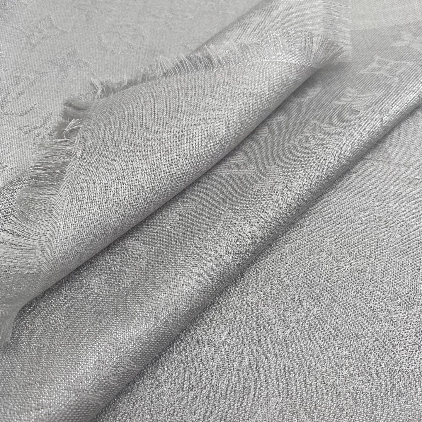 Monogram Shine 披肩臻选染色丝线与柔软的卢勒克斯金属丝，以奢华浪漫的提花织纹演绎经典 Mo