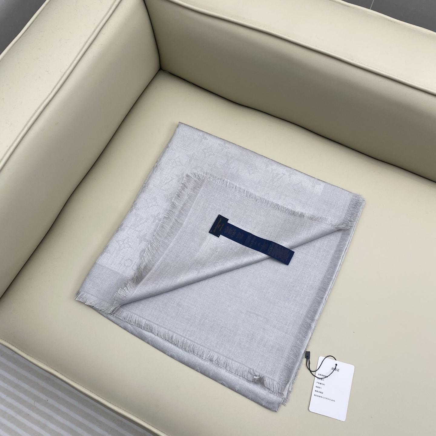 Monogram Shine 披肩臻选染色丝线与柔软的卢勒克斯金属丝，以奢华浪漫的提花织纹演绎经典 Mo