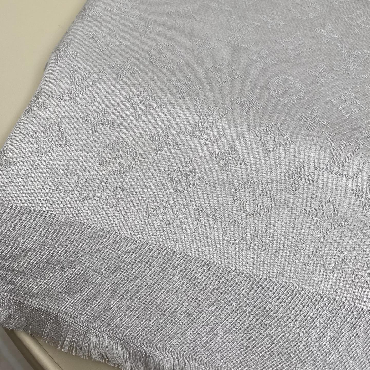 Monogram Shine 披肩臻选染色丝线与柔软的卢勒克斯金属丝，以奢华浪漫的提花织纹演绎经典 Mo