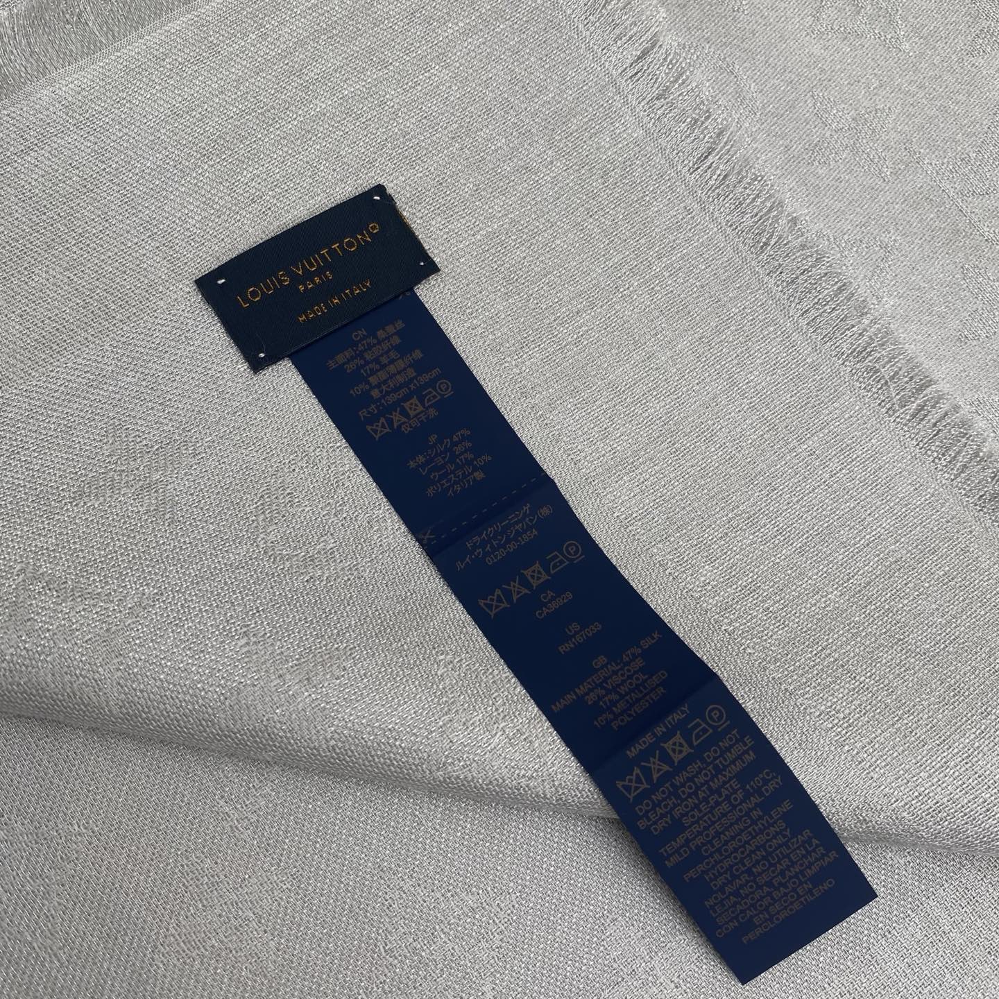 Monogram Shine 披肩臻选染色丝线与柔软的卢勒克斯金属丝，以奢华浪漫的提花织纹演绎经典 Mo