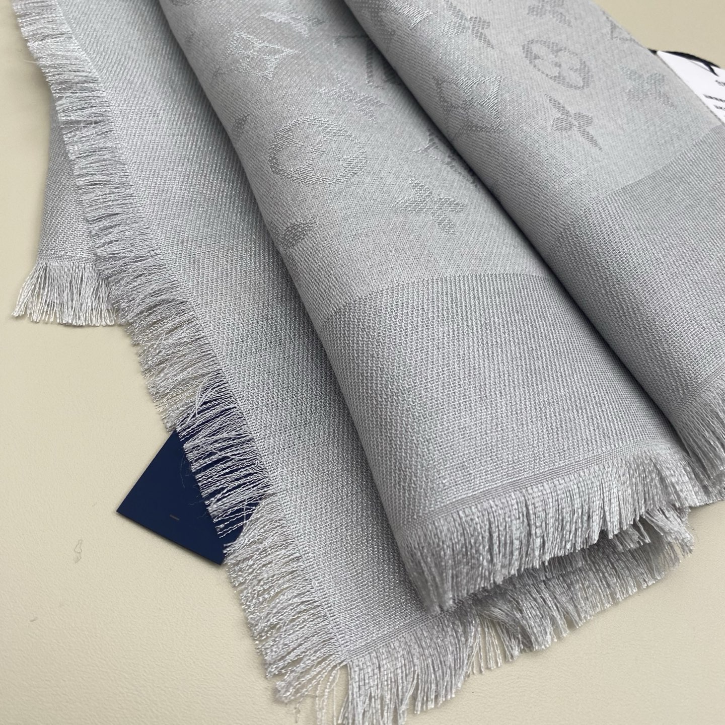 Monogram Shine 披肩臻选染色丝线与柔软的卢勒克斯金属丝，以奢华浪漫的提花织纹演绎经典 Mo