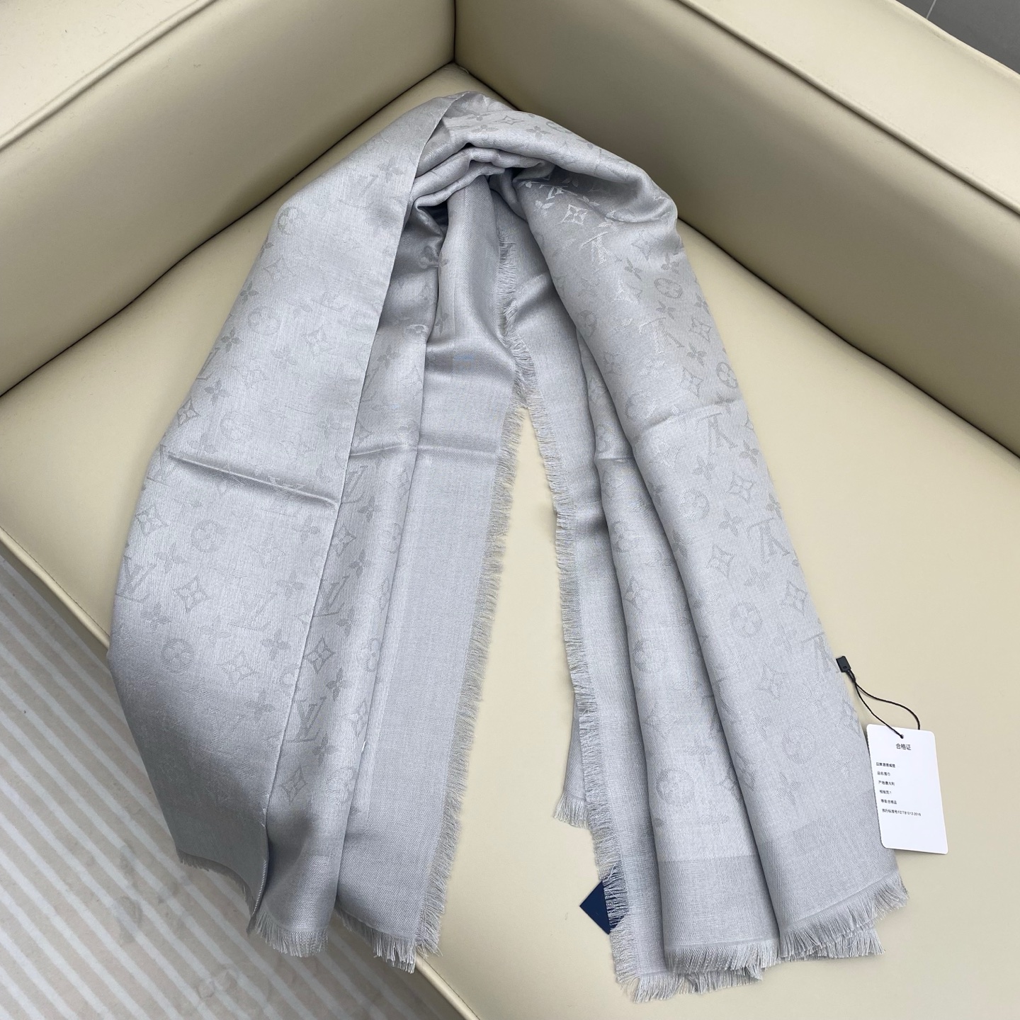 Monogram Shine 披肩臻选染色丝线与柔软的卢勒克斯金属丝，以奢华浪漫的提花织纹演绎经典 Mo