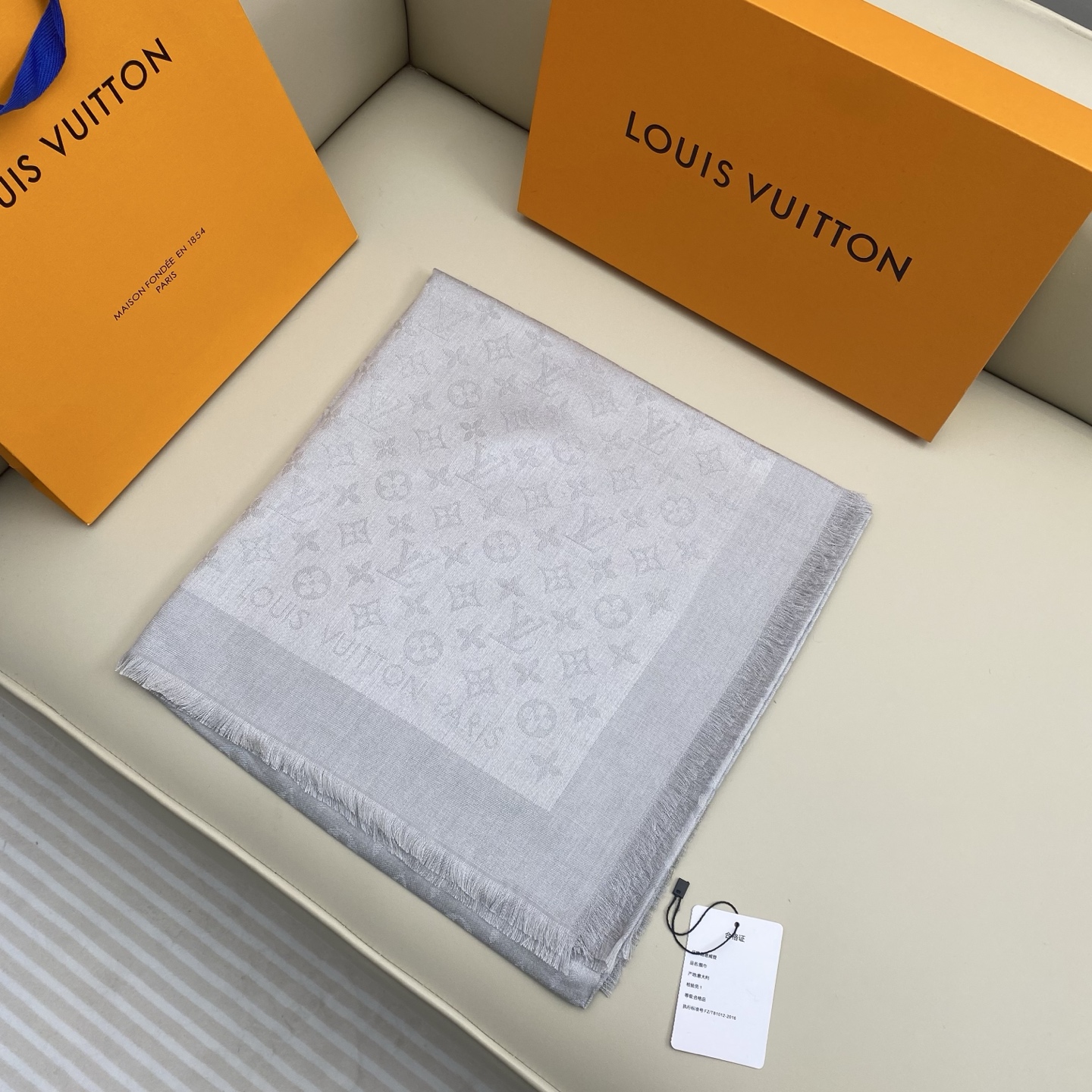 Monogram Shine 披肩臻选染色丝线与柔软的卢勒克斯金属丝，以奢华浪漫的提花织纹演绎经典 Mo