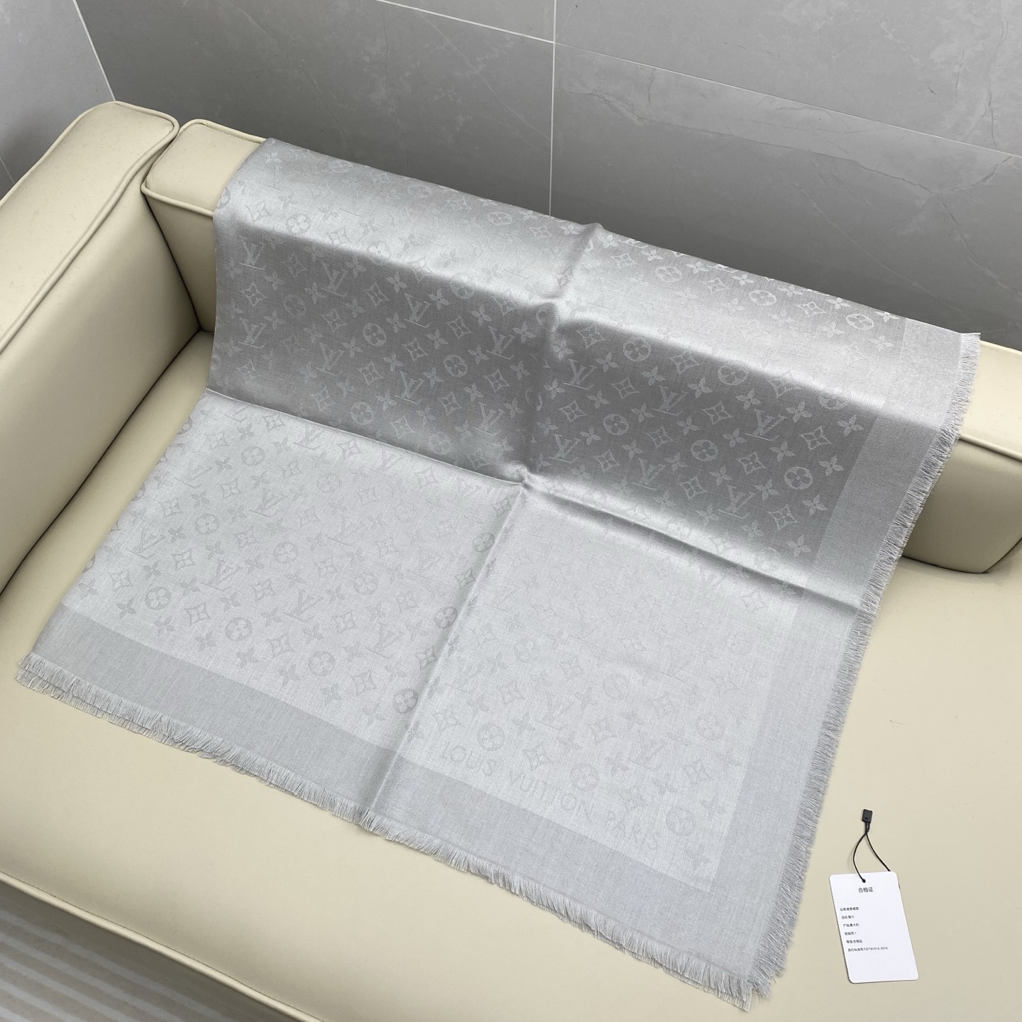 Monogram Shine 披肩臻选染色丝线与柔软的卢勒克斯金属丝，以奢华浪漫的提花织纹演绎经典 Mo