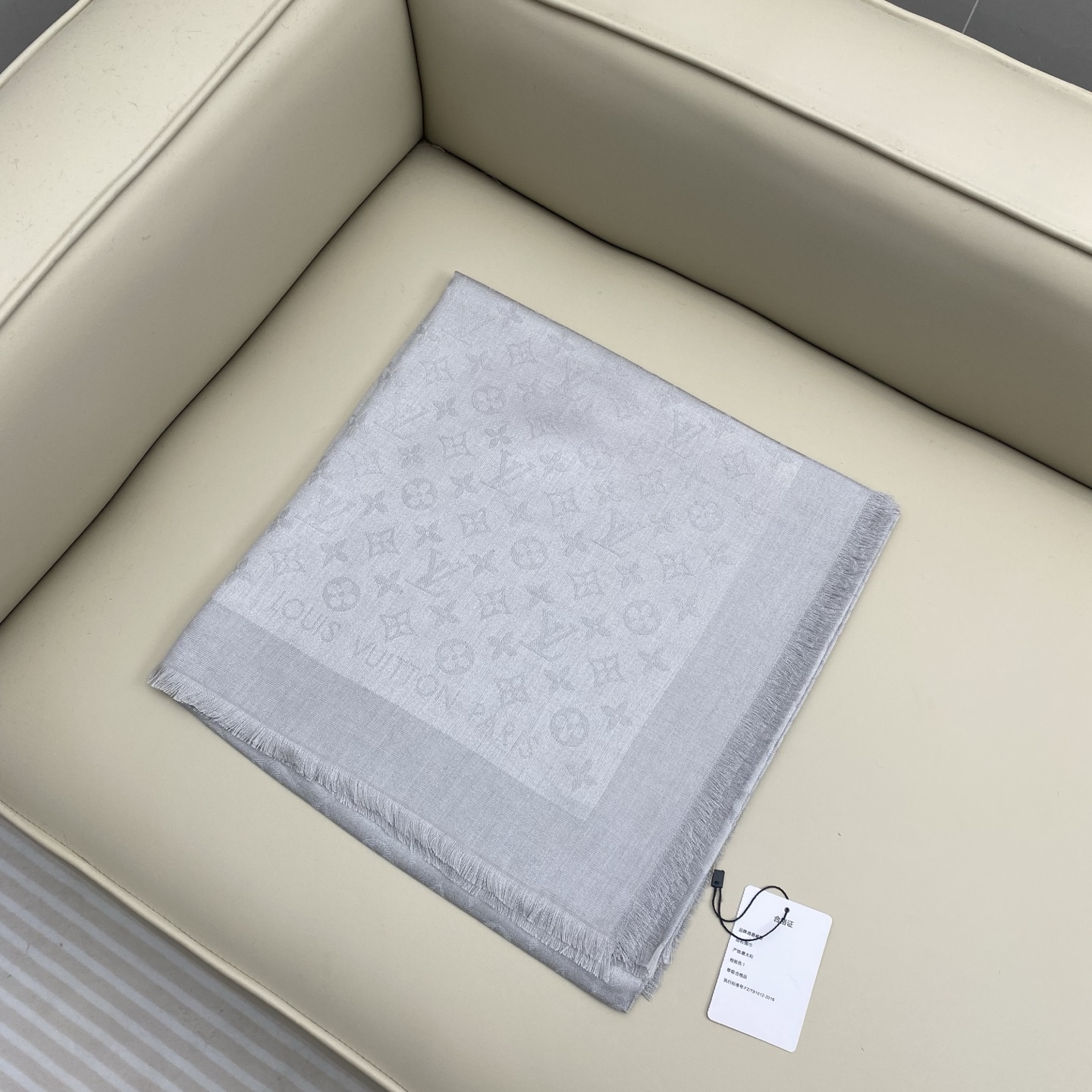 Monogram Shine 披肩臻选染色丝线与柔软的卢勒克斯金属丝，以奢华浪漫的提花织纹演绎经典 Mo