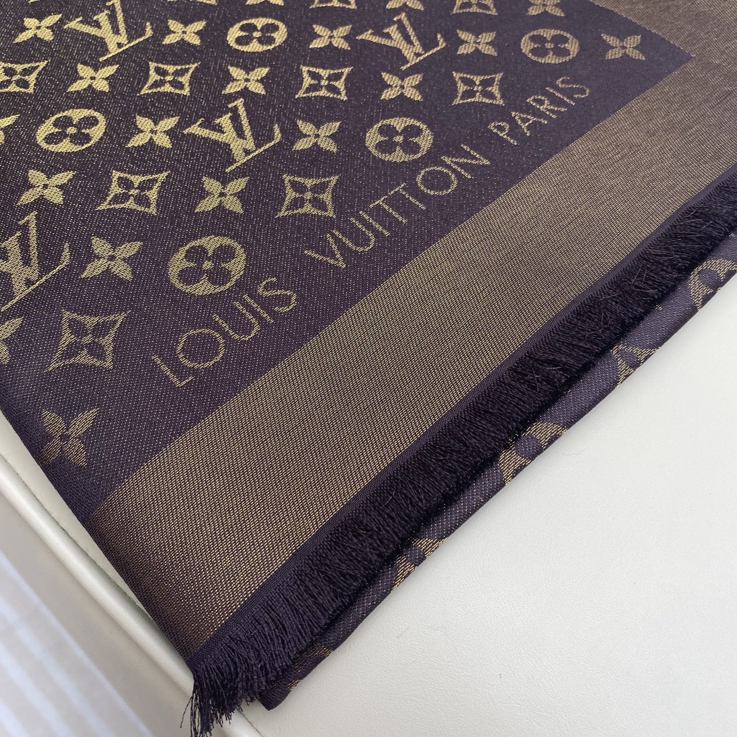 Monogram Shine 披肩臻选染色丝线与柔软的卢勒克斯金属丝，以奢华浪漫的提花织纹演绎经典 Mo