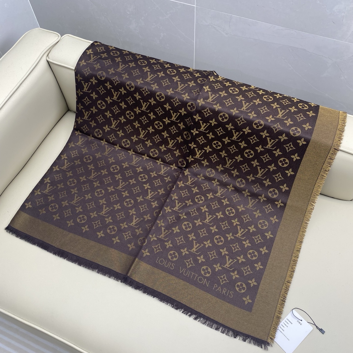 Monogram Shine 披肩臻选染色丝线与柔软的卢勒克斯金属丝，以奢华浪漫的提花织纹演绎经典 Mo