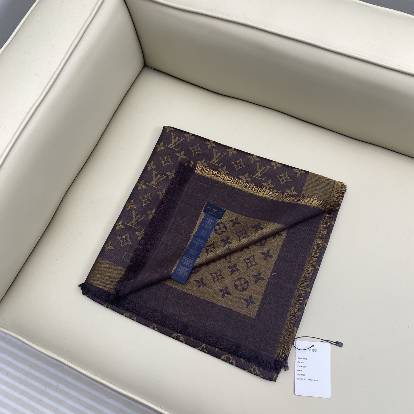 Monogram Shine 披肩臻选染色丝线与柔软的卢勒克斯金属丝，以奢华浪漫的提花织纹演绎经典 Mo