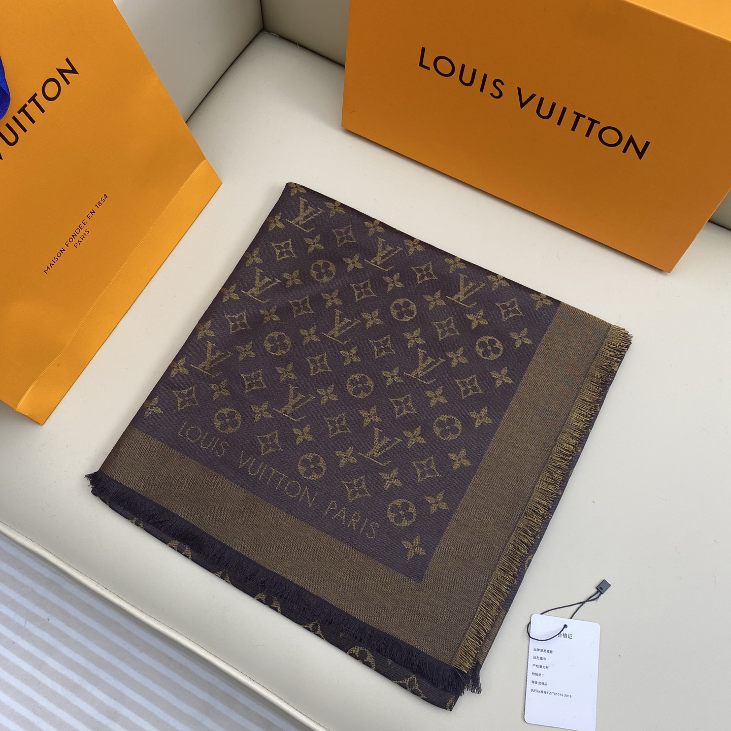 Monogram Shine 披肩臻选染色丝线与柔软的卢勒克斯金属丝，以奢华浪漫的提花织纹演绎经典 Mo