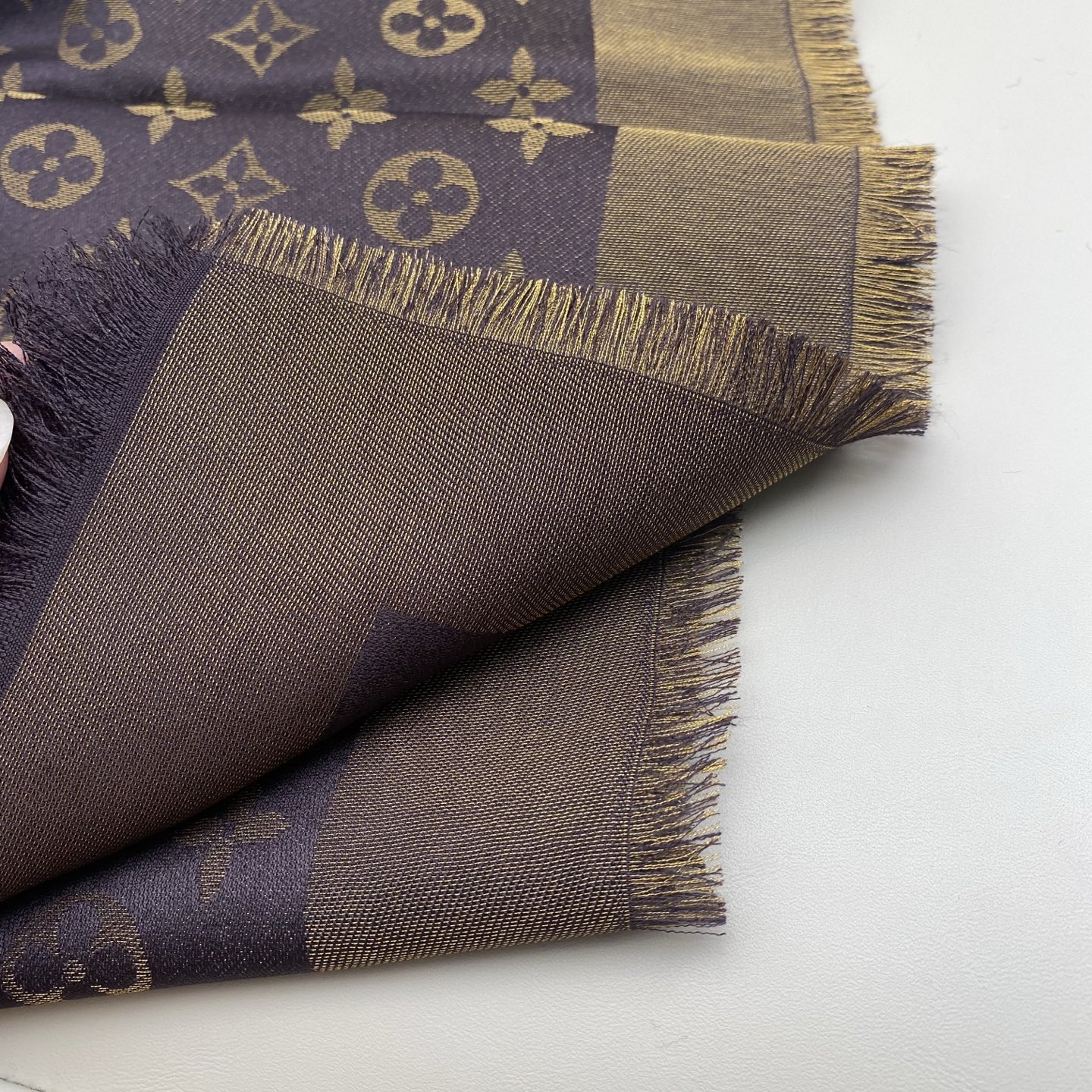 Monogram Shine 披肩臻选染色丝线与柔软的卢勒克斯金属丝，以奢华浪漫的提花织纹演绎经典 Mo