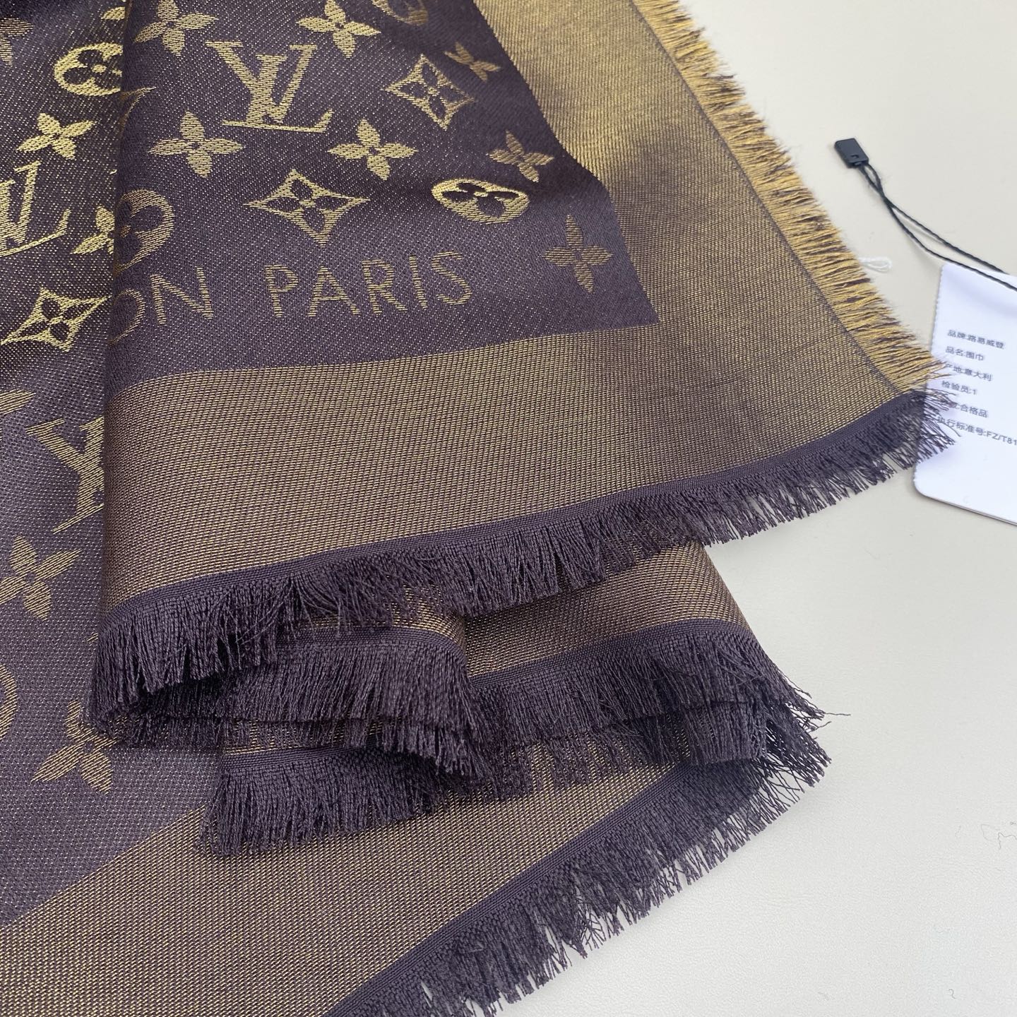 Monogram Shine 披肩臻选染色丝线与柔软的卢勒克斯金属丝，以奢华浪漫的提花织纹演绎经典 Mo