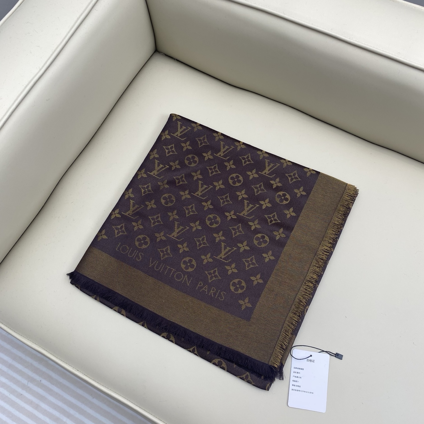 Monogram Shine 披肩臻选染色丝线与柔软的卢勒克斯金属丝，以奢华浪漫的提花织纹演绎经典 Mo