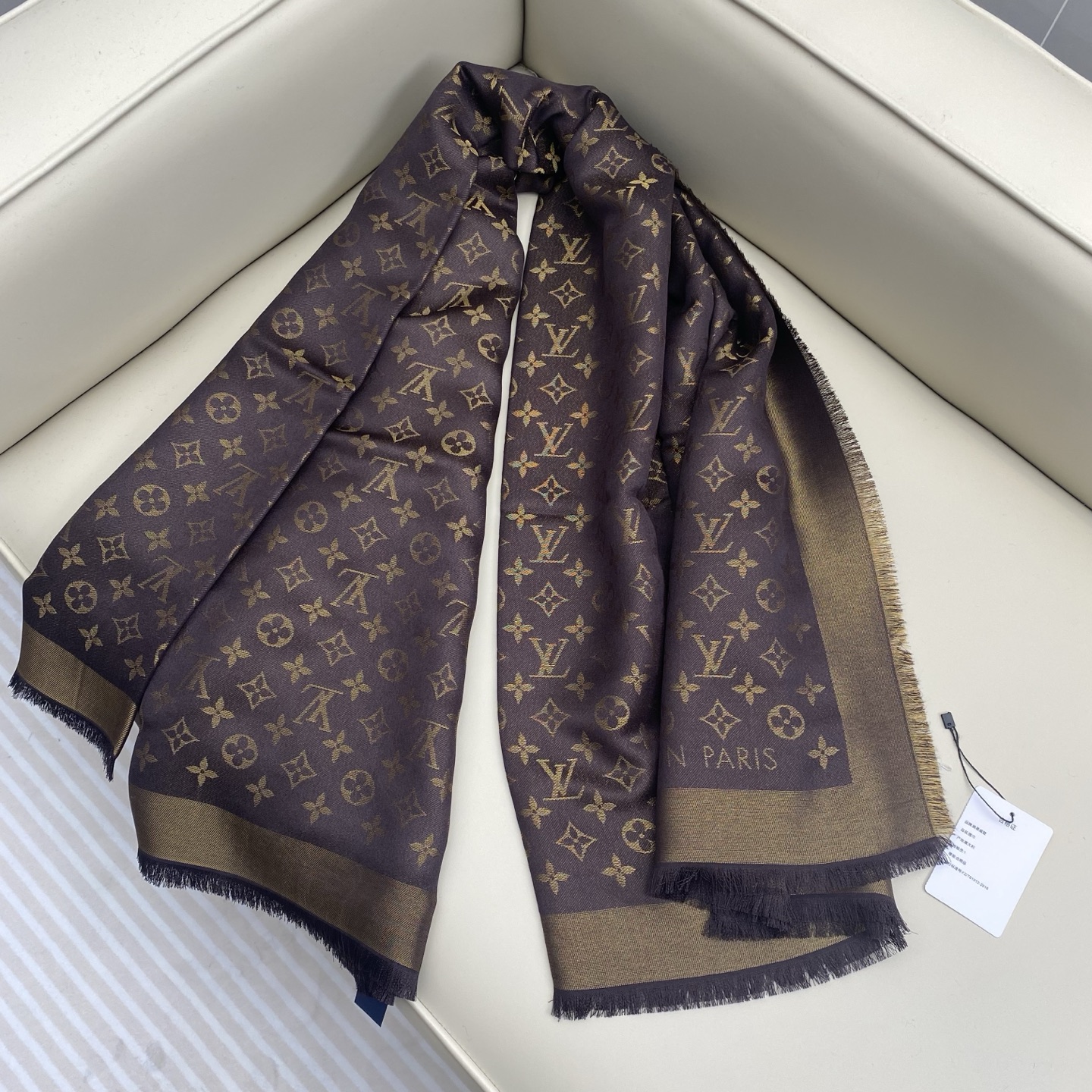 Monogram Shine 披肩臻选染色丝线与柔软的卢勒克斯金属丝，以奢华浪漫的提花织纹演绎经典 Mo