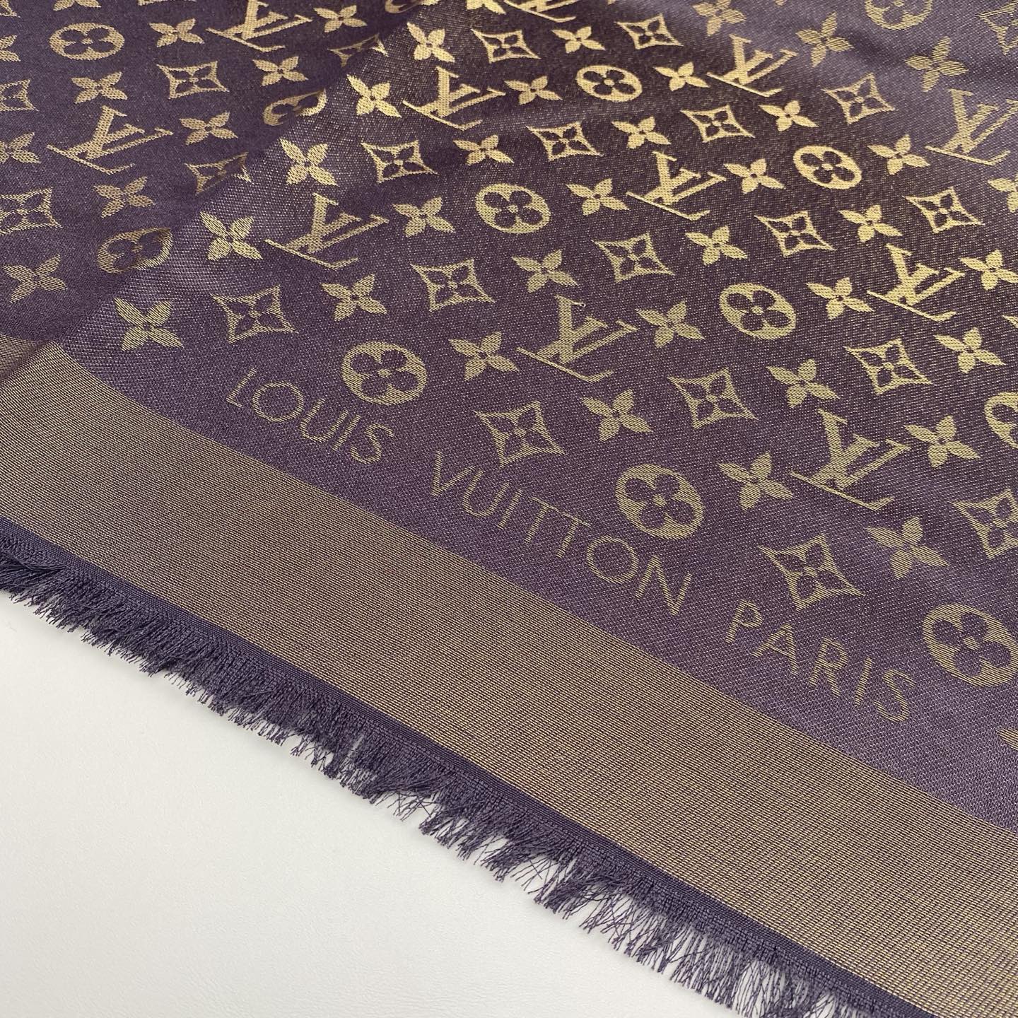 Monogram Shine 披肩臻选染色丝线与柔软的卢勒克斯金属丝，以奢华浪漫的提花织纹演绎经典 Mo