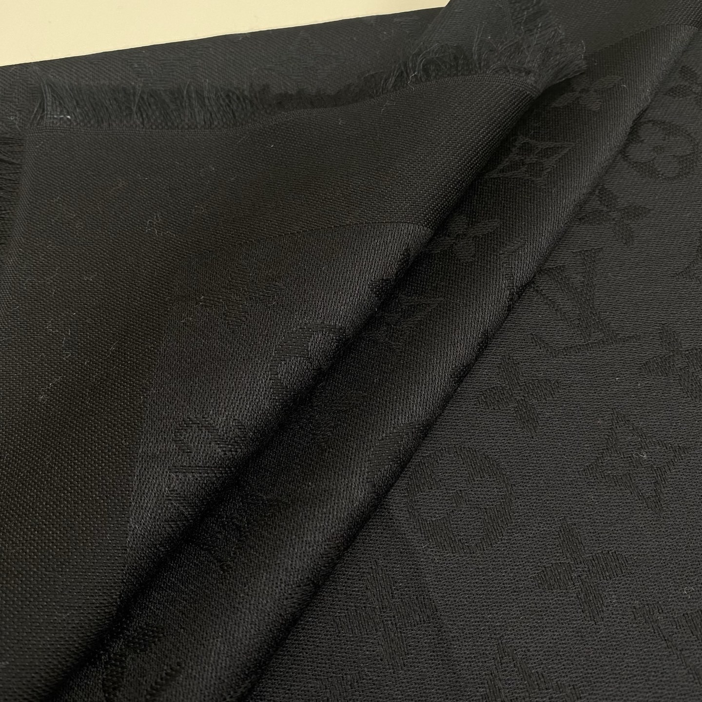 𝐋𝐕 素色字母组合披肩 140*140cm.60%桑蚕丝.40%绵羊毛Monogram Classic