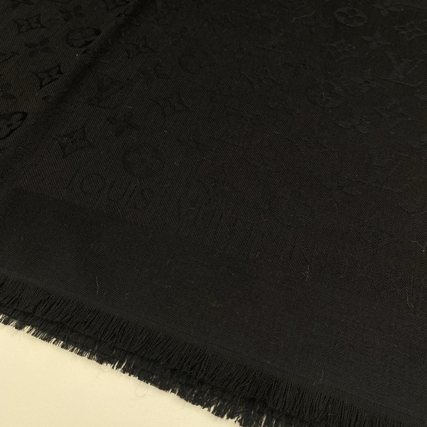 𝐋𝐕 素色字母组合披肩 140*140cm.60%桑蚕丝.40%绵羊毛Monogram Classic