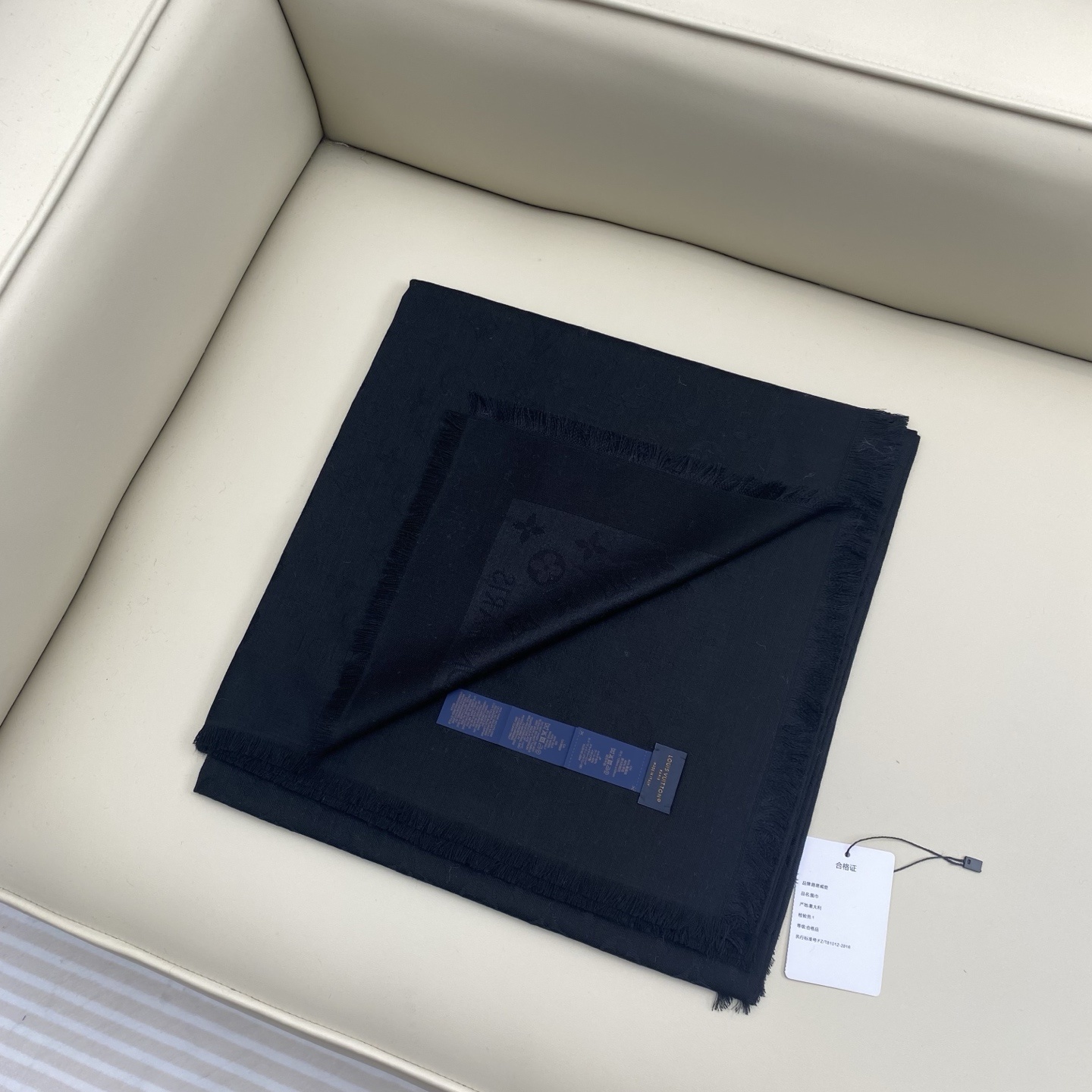 𝐋𝐕 素色字母组合披肩 140*140cm.60%桑蚕丝.40%绵羊毛Monogram Classic