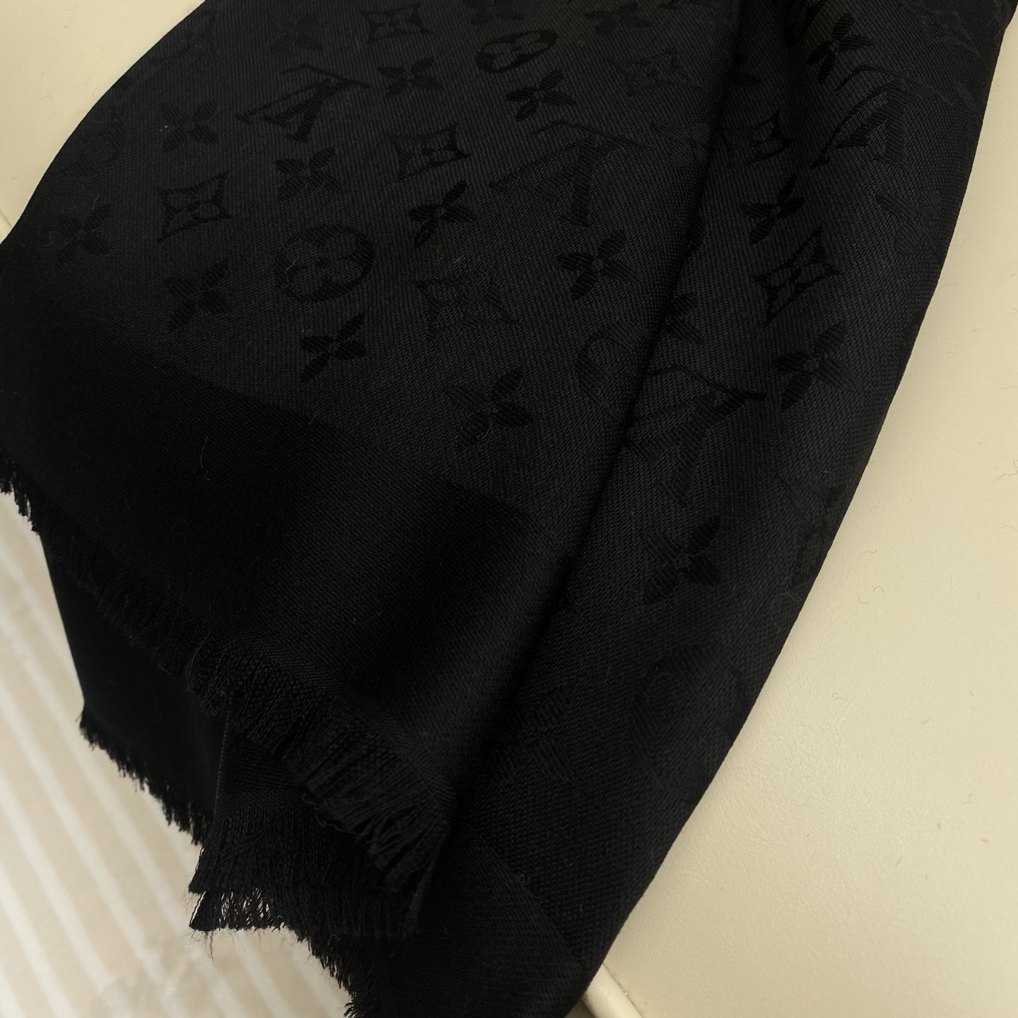 𝐋𝐕 素色字母组合披肩 140*140cm.60%桑蚕丝.40%绵羊毛Monogram Classic