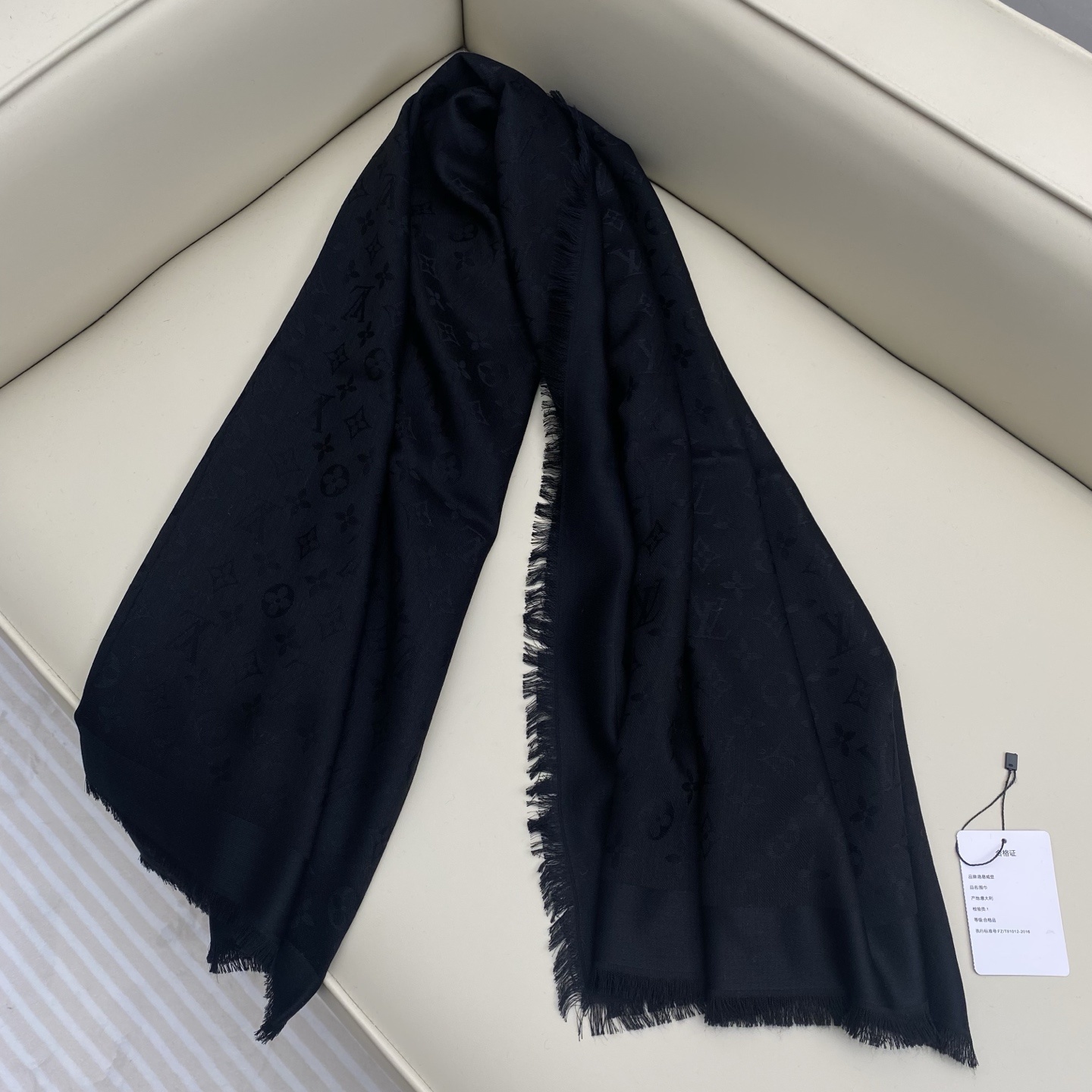 𝐋𝐕 素色字母组合披肩 140*140cm.60%桑蚕丝.40%绵羊毛Monogram Classic