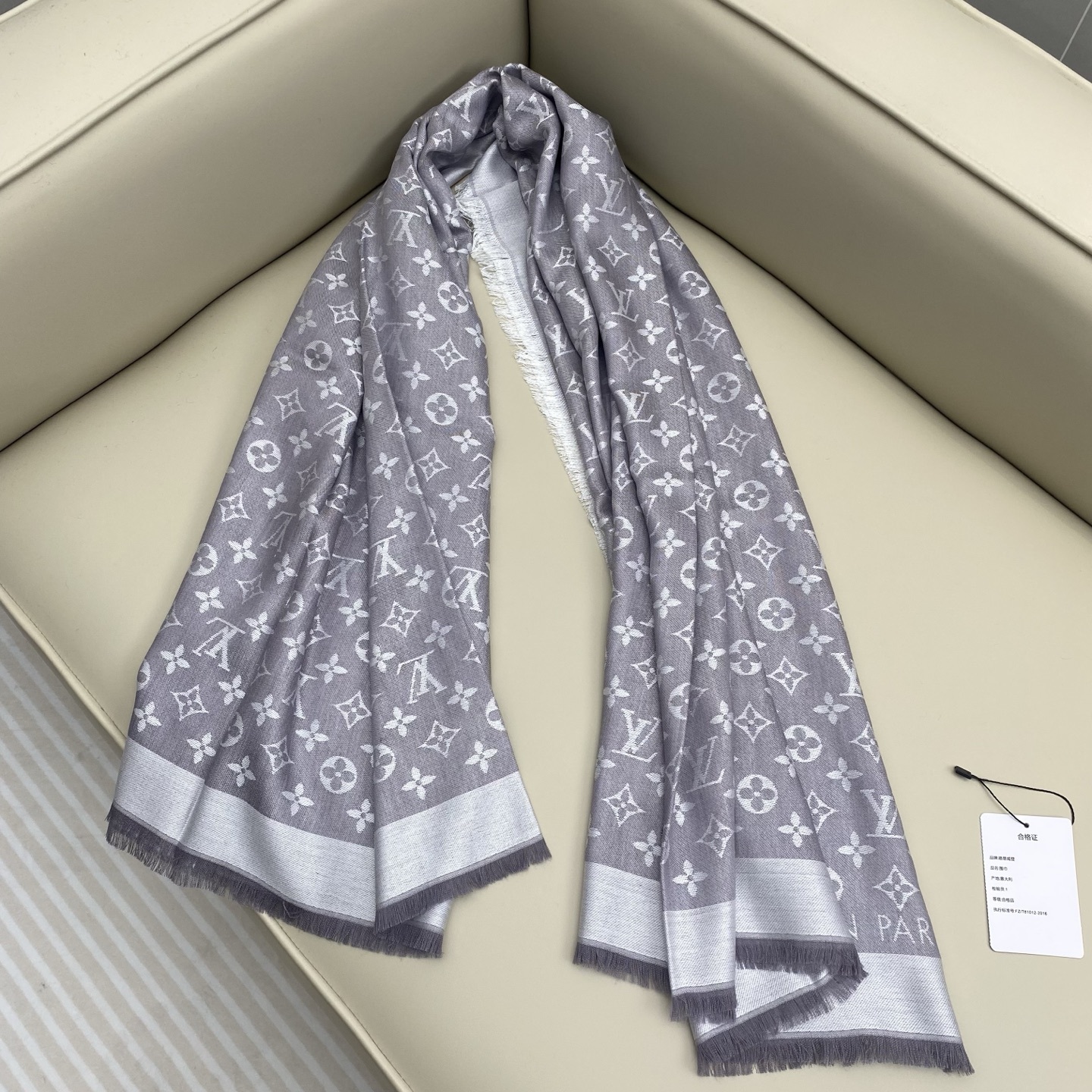 𝐋𝐕 素色字母组合披肩 140*140cm.60%桑蚕丝.40%绵羊毛Monogram Classic