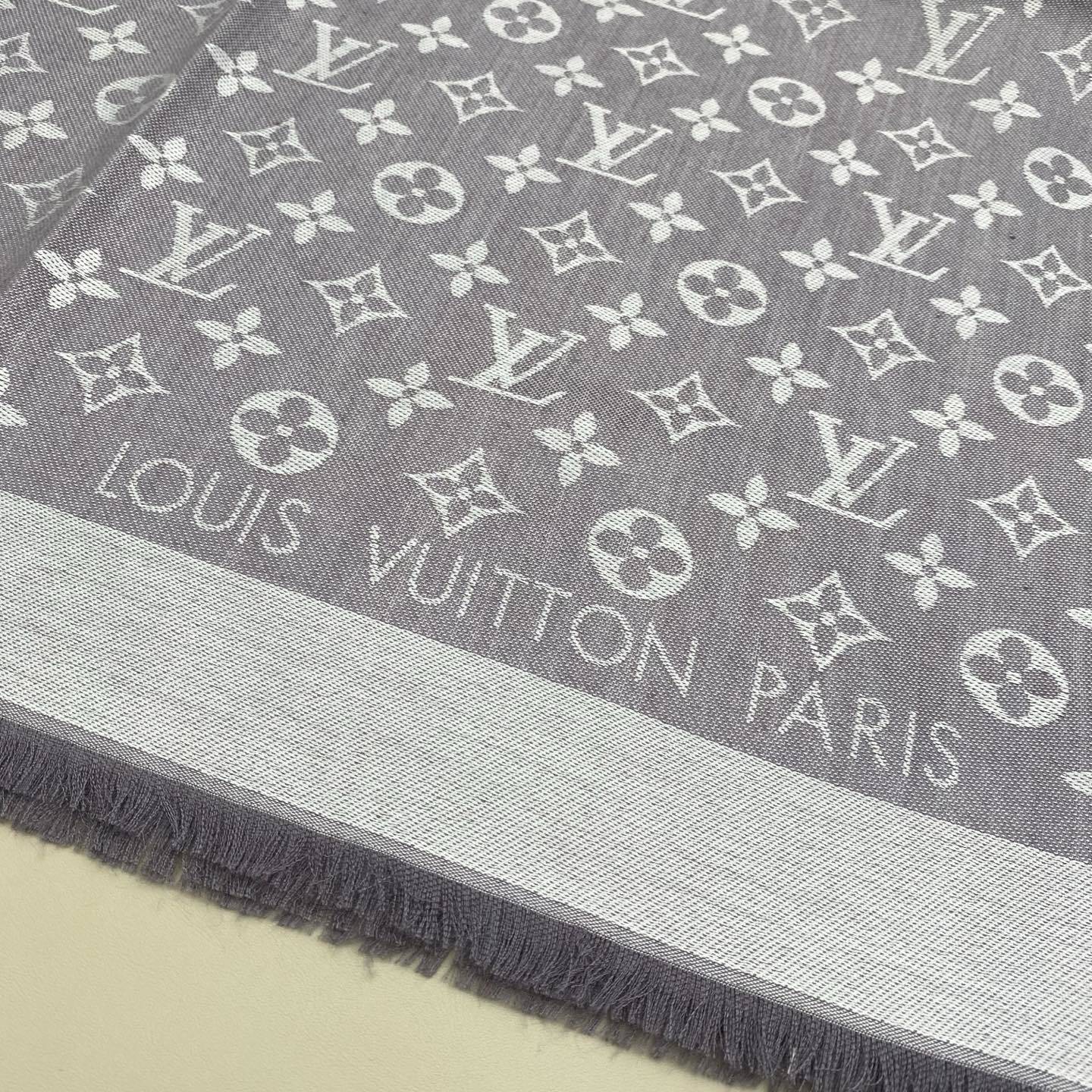 𝐋𝐕 素色字母组合披肩 140*140cm.60%桑蚕丝.40%绵羊毛Monogram Classic