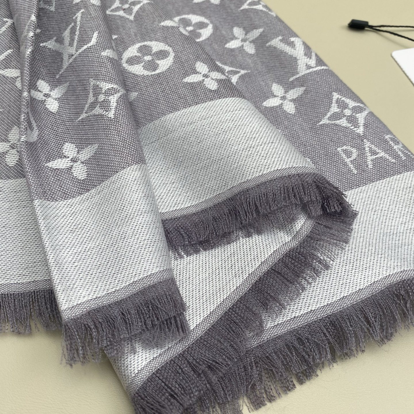 𝐋𝐕 素色字母组合披肩 140*140cm.60%桑蚕丝.40%绵羊毛Monogram Classic