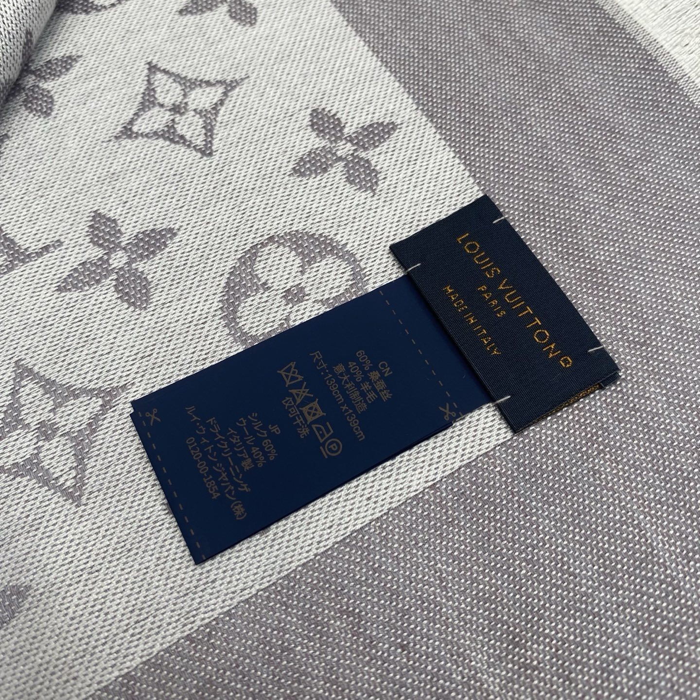 𝐋𝐕 素色字母组合披肩 140*140cm.60%桑蚕丝.40%绵羊毛Monogram Classic