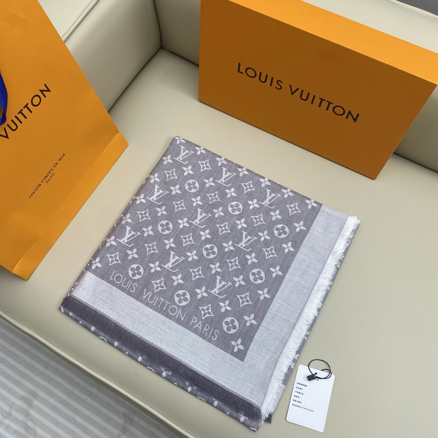 𝐋𝐕 素色字母组合披肩 140*140cm.60%桑蚕丝.40%绵羊毛Monogram Classic 