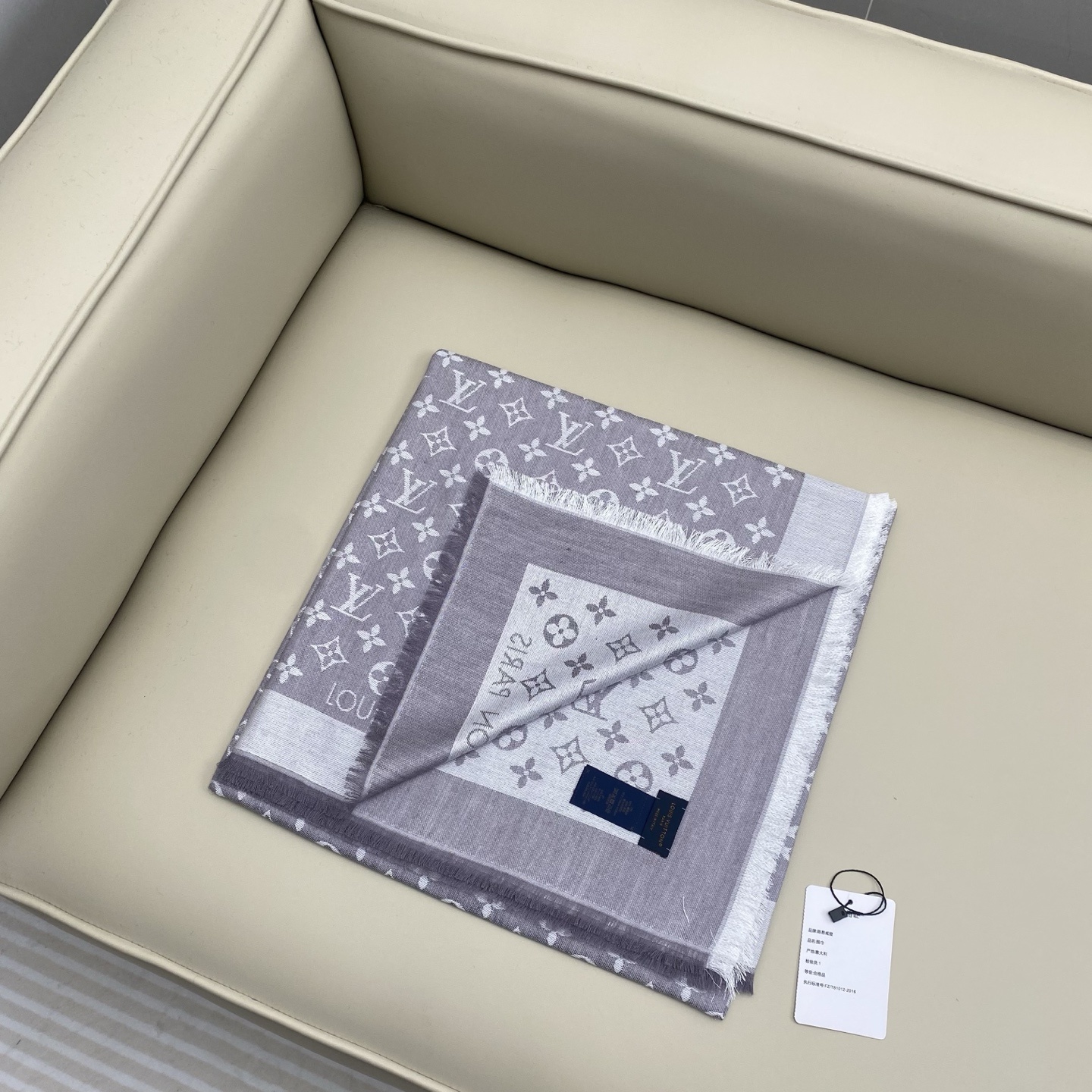 𝐋𝐕 素色字母组合披肩 140*140cm.60%桑蚕丝.40%绵羊毛Monogram Classic